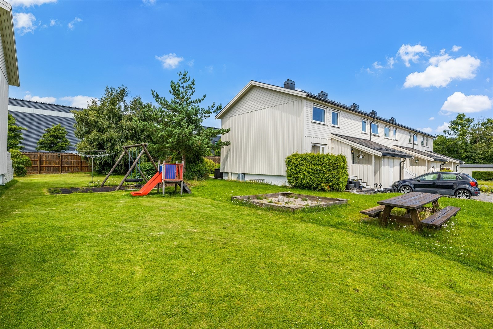 Sprintveien har ingen gjennomgangstrafikk siden adkomstveien er blindvei. Boligområdet er derfor stille og rolig, og det er trygt å la barn leke fritt. Galleribilde