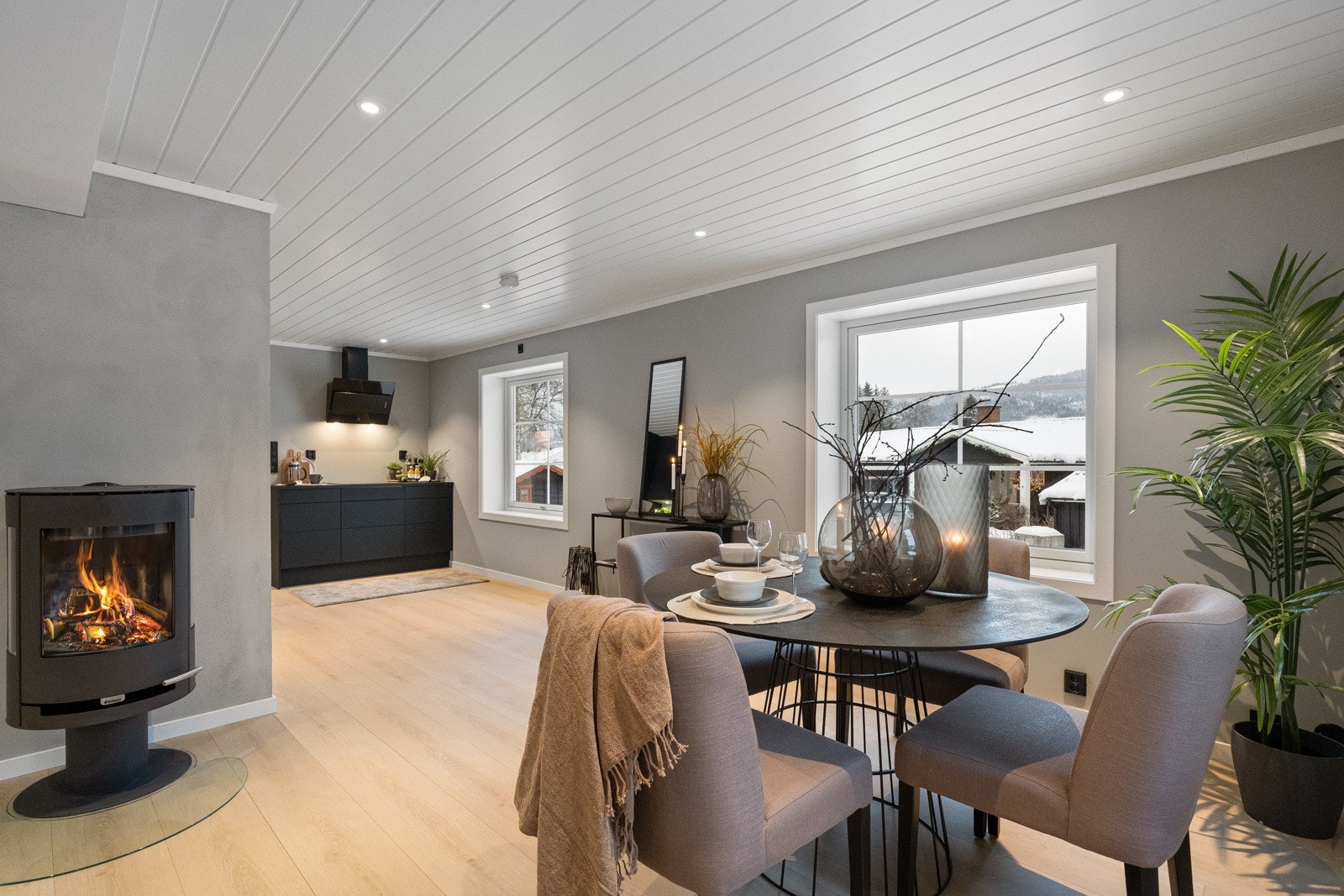 Stuen og kjøkkenet er i delvis åpen løsning med stue/spisestue. Galleribilde