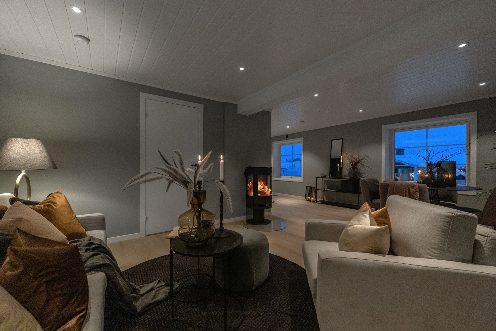 Plass til både sofa og tv-møblement samt spisestue i stuedelen. I tillegg er det en lofsstue oppe. Galleribilde