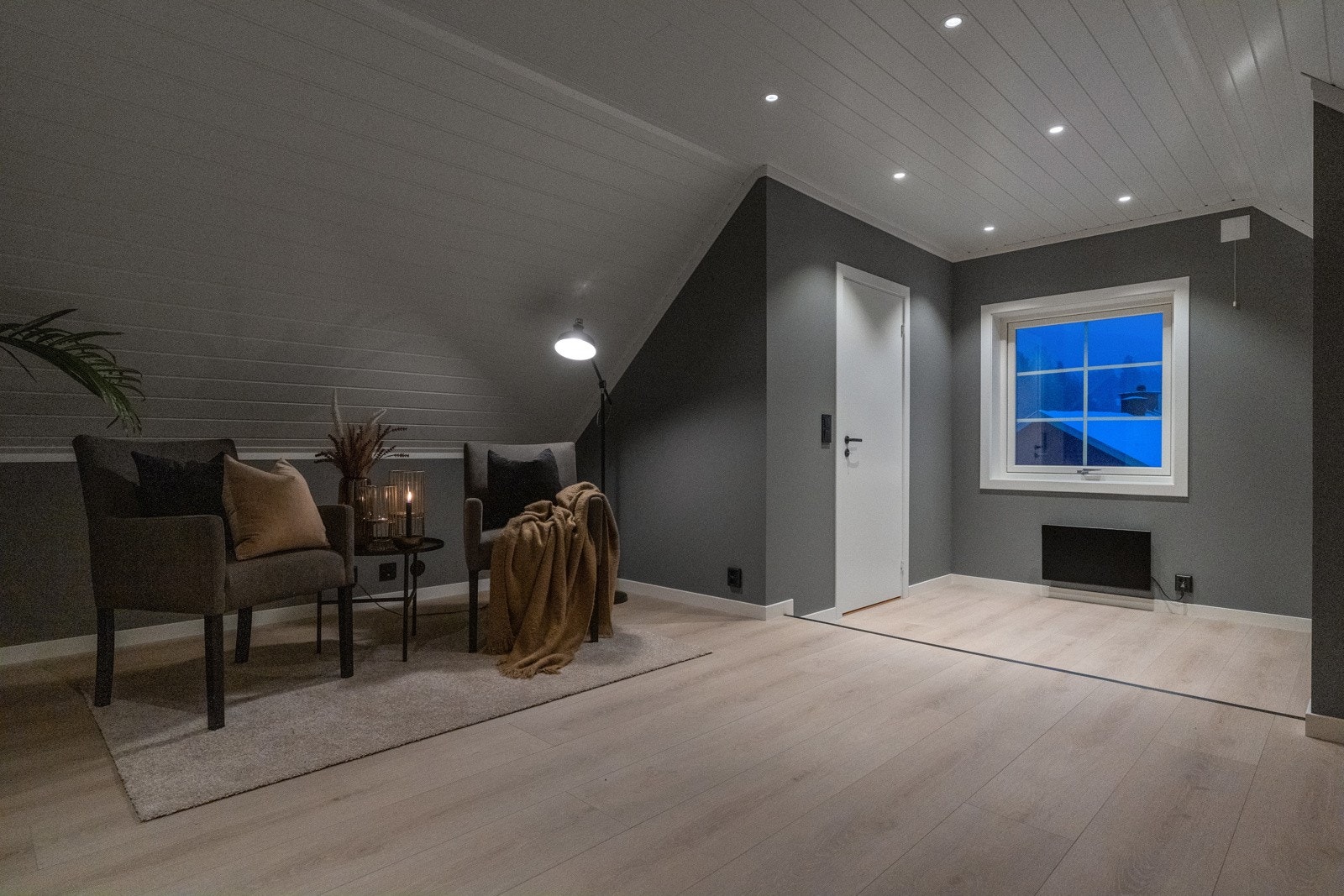 Loftsetasjen har skråtak og inneholder loftsstue, 2 soverom og toalettrom. Galleribilde