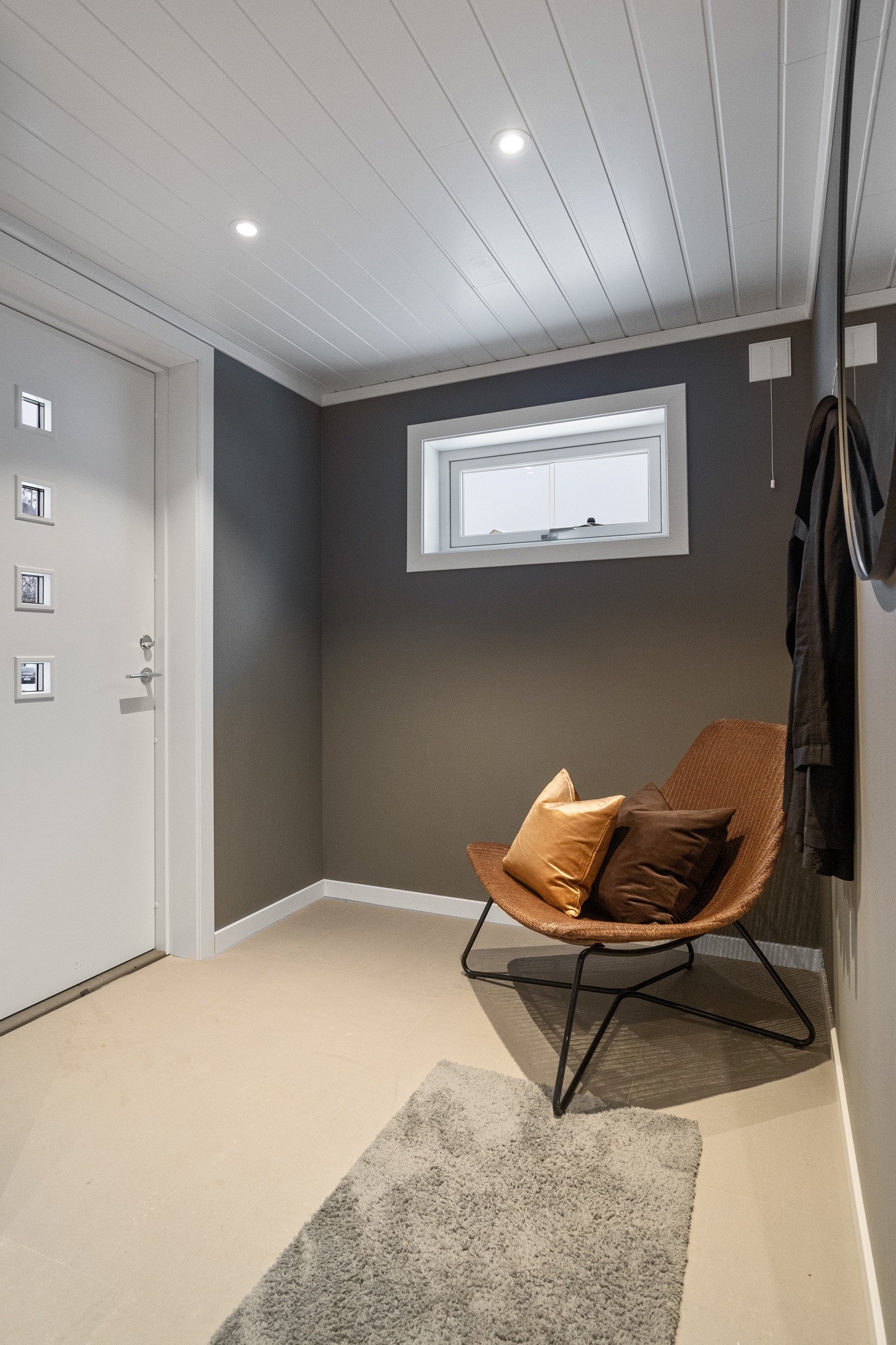Praktisk entré med trapp opp til loftsetasjen. Galleribilde