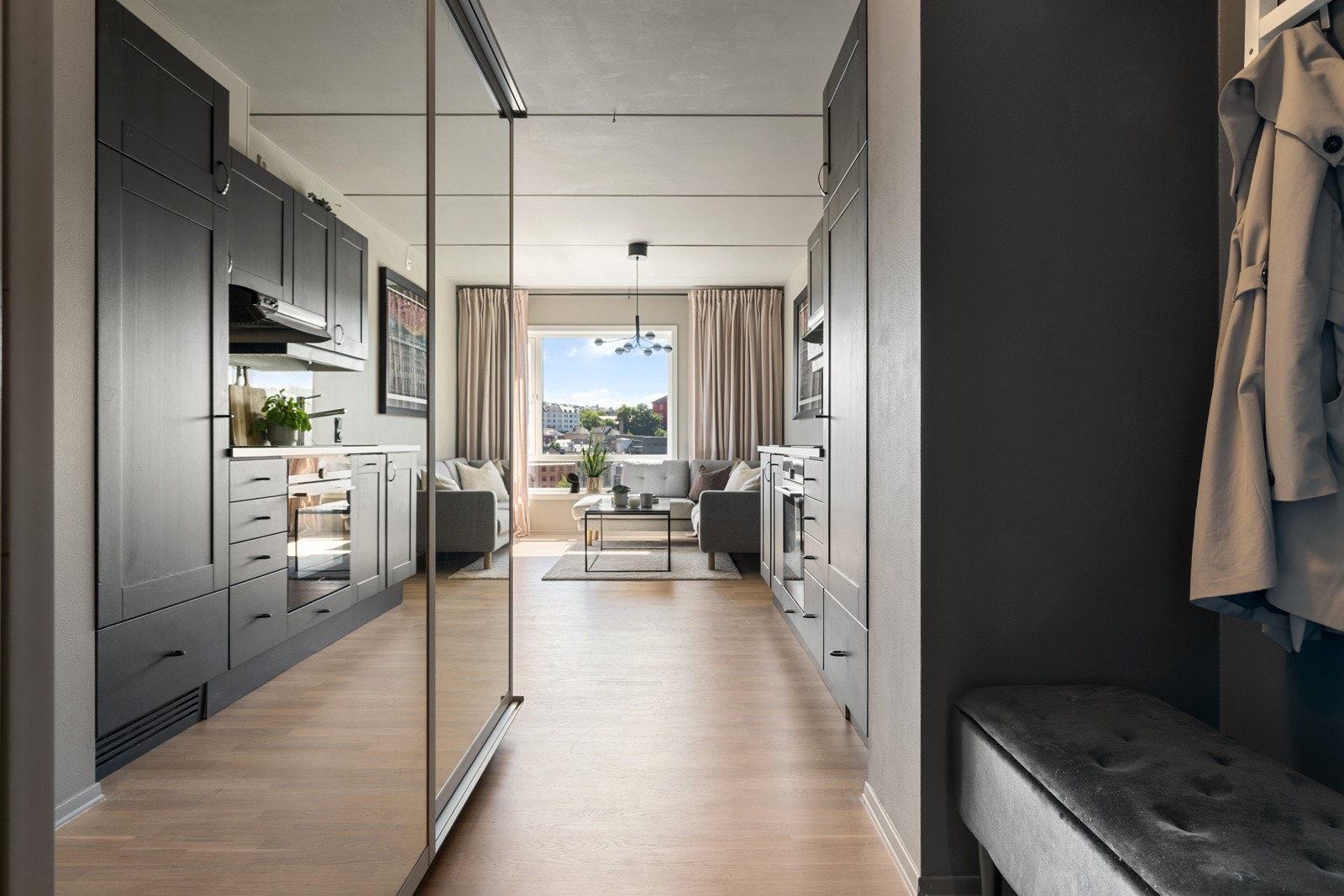 Entréen har det stor skyvedørsgarderobe med speilfronter og praktisk nisje som gir mulighet for benkeplass Galleribilde