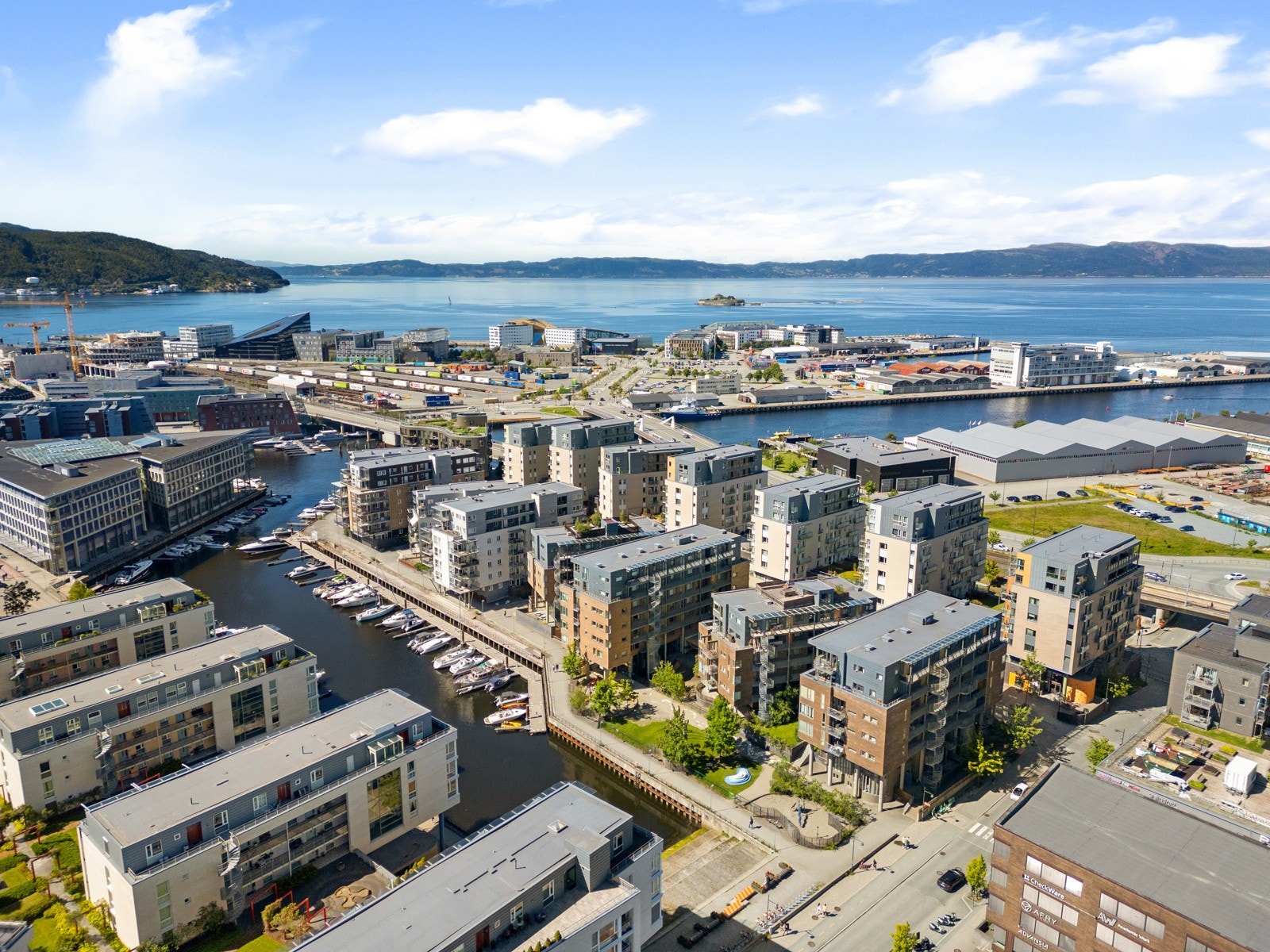 Området ble utviklet i nyere tid, med moderne arkitektur, nærhet til kanalen og Solsiden. Galleribilde
