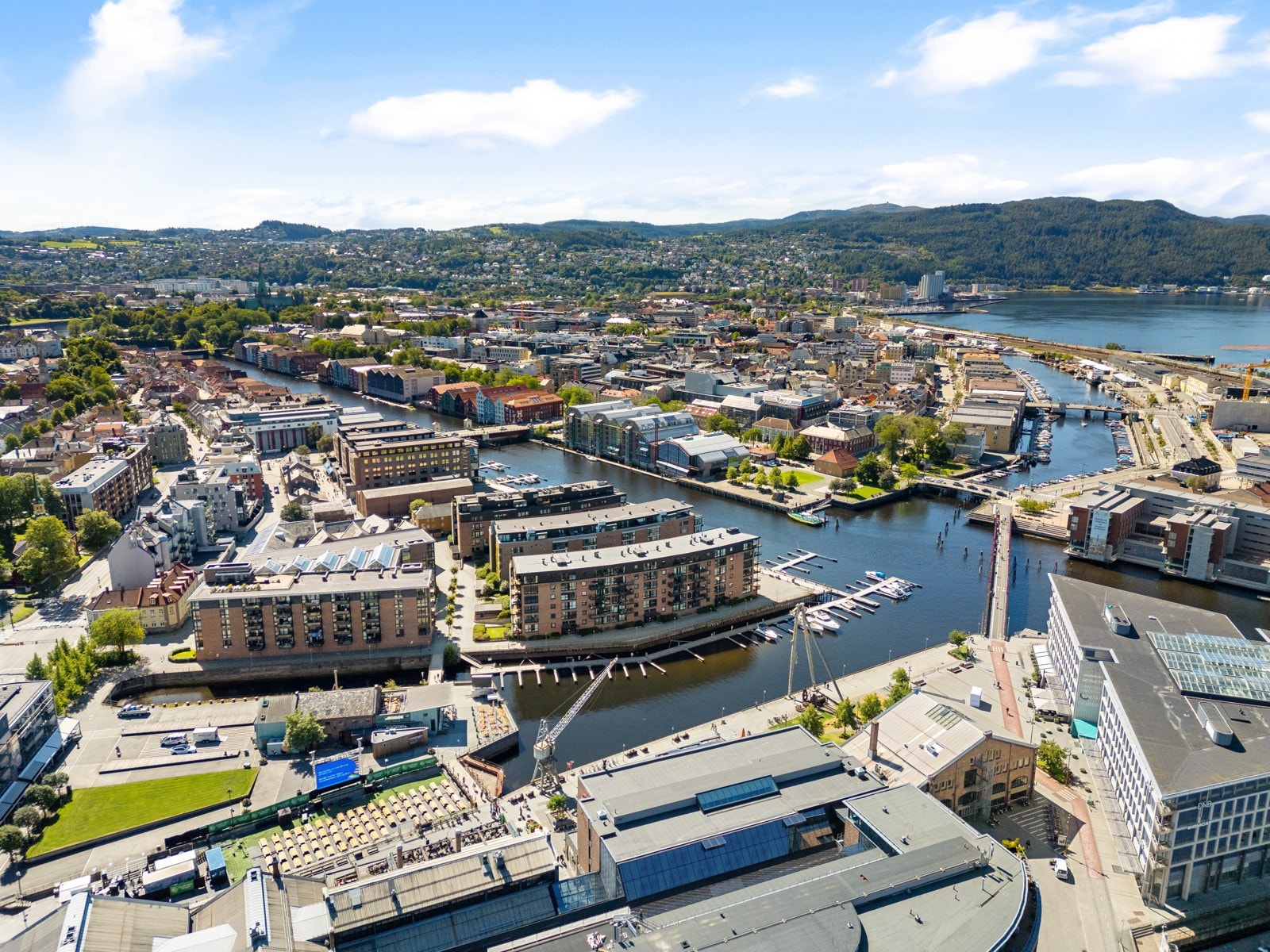 På Solsiden finner du Solsiden senter med en spennende butikkmiks. Her er et bredt utvalg av butikker, restauranter, apotek, vinmonopol og dagligvare. Galleribilde