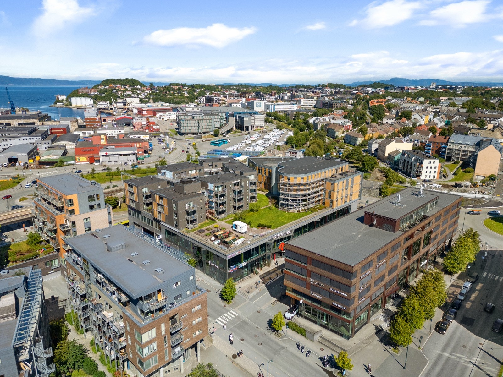I umiddelbar nærhet ligger dagligvarebutikken Rema1000, samt treningssenteret 3T. Galleribilde