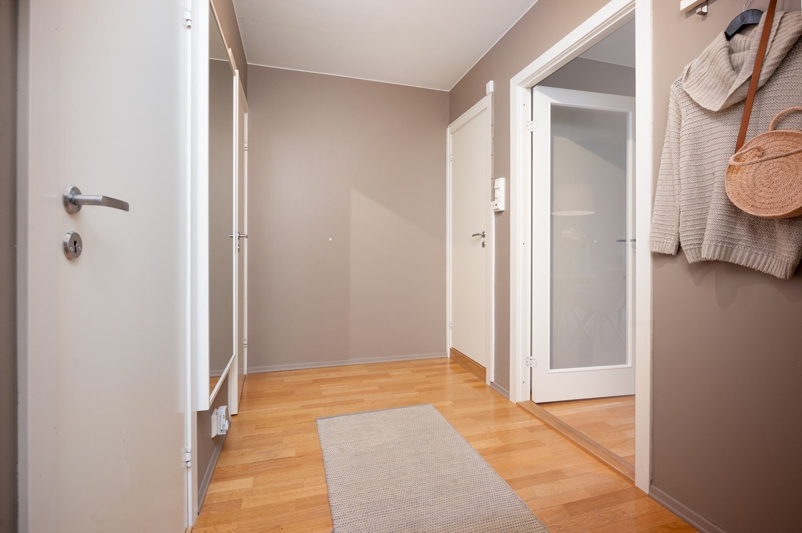 Leiligheten inneholder: Entré, stue, kjøkken, bad, to soverom og garderoberom. I tillegg disponerer man to boder i kjeller som gir rikelig med lagringsplass. Galleribilde