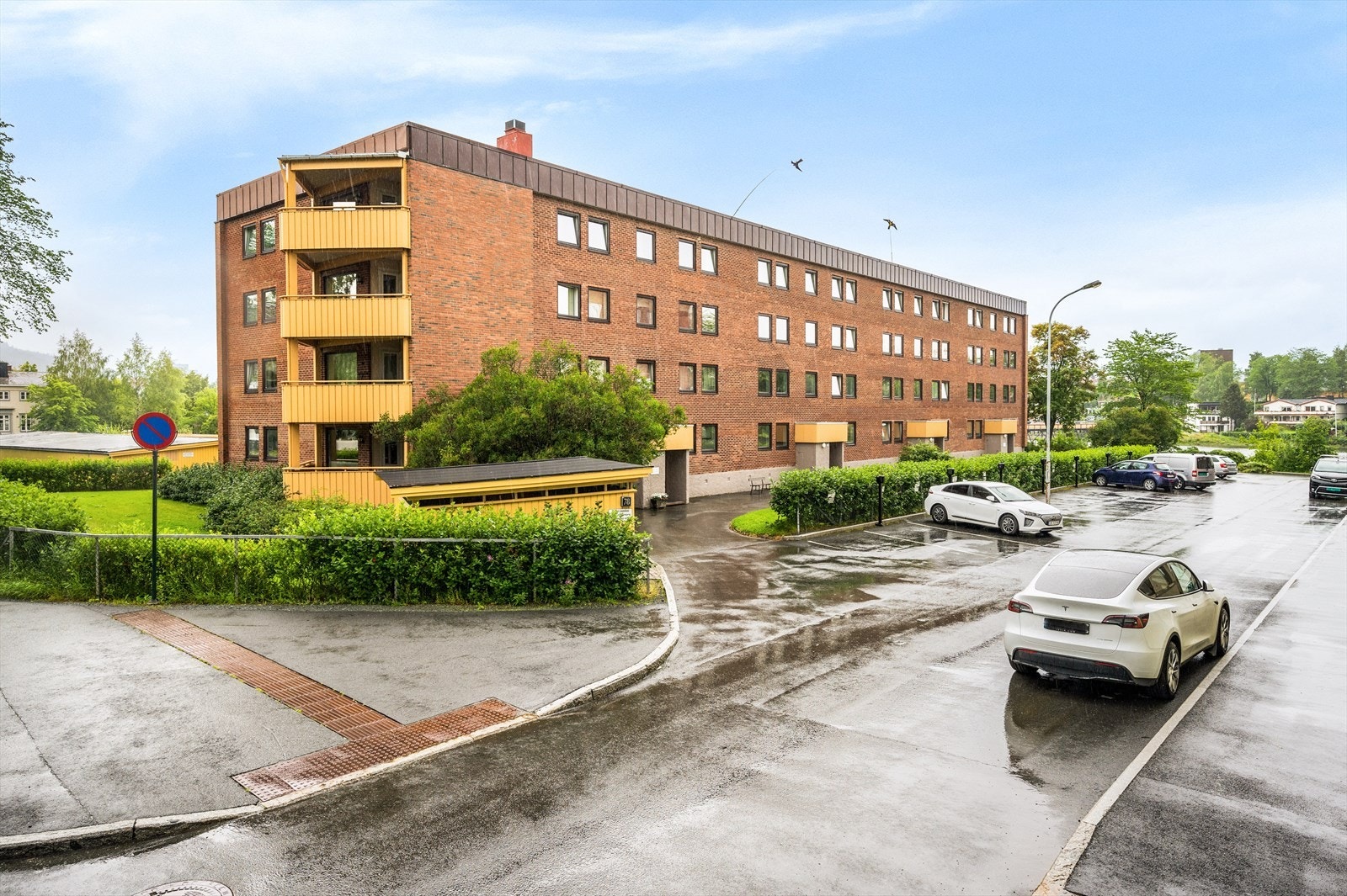 Borettslaget har 23 garasjer og 16 parkeringsplasser til disposisjon for andelseierne. Søknad om p-plass sendes til borettslagets forretningsfører. Galleribilde