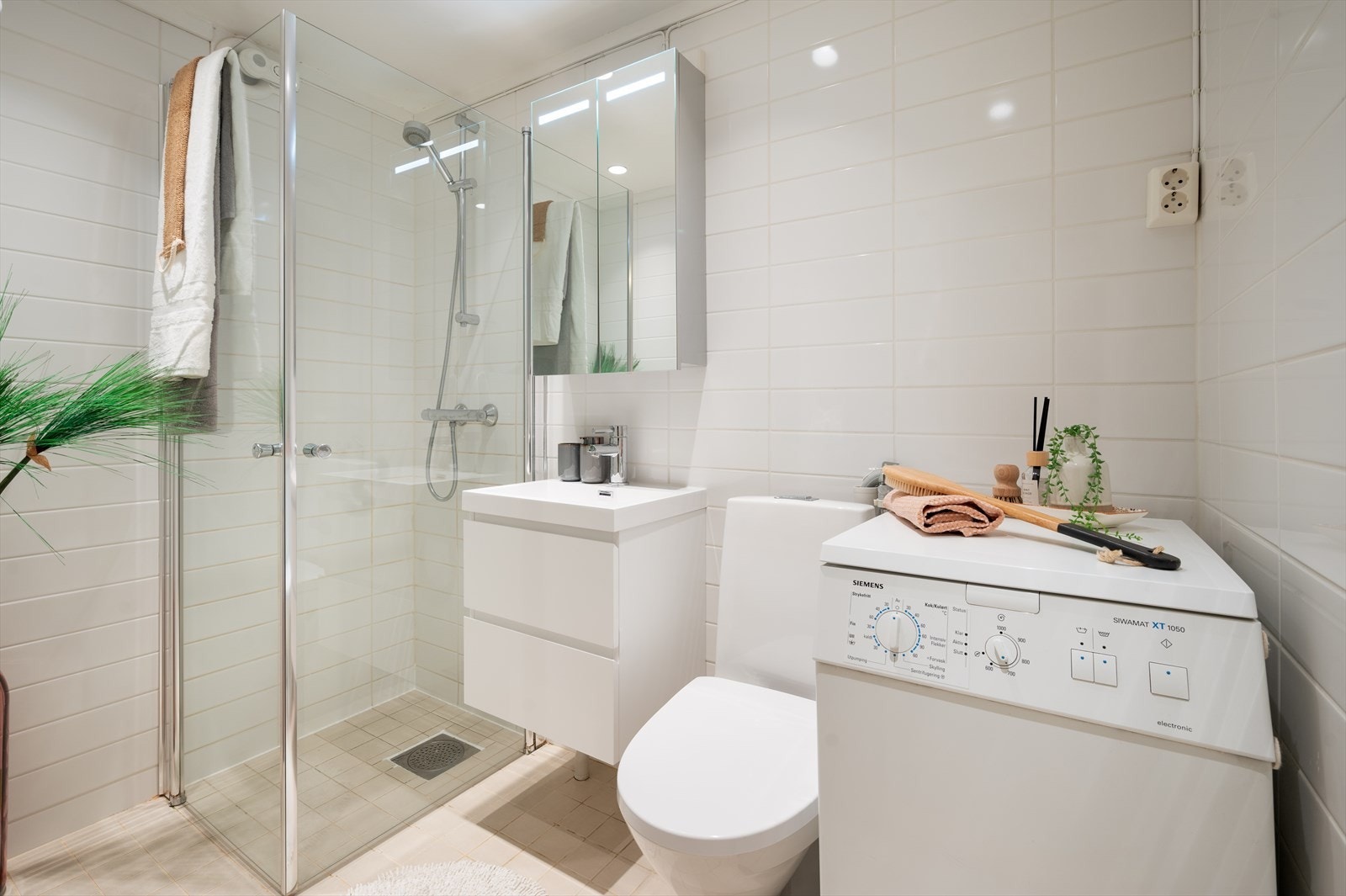 Badet er flislagt med behagelig varme i gulv. Nyoppusset i 2014. TG1 i tilstandsrapport. Galleribilde