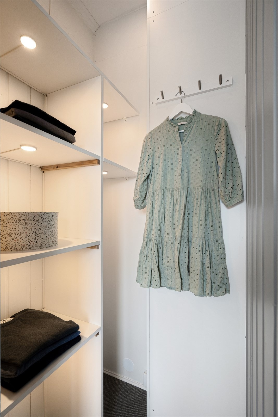 Leiligheten har en praktisk walk-in-garderobe med god plass til klær, sko og annet utstyr. Dette rommet gjør det enkelt å holde boligen ryddig og organisert, samtidig som du har lett tilgang til alt du trenger. Galleribilde