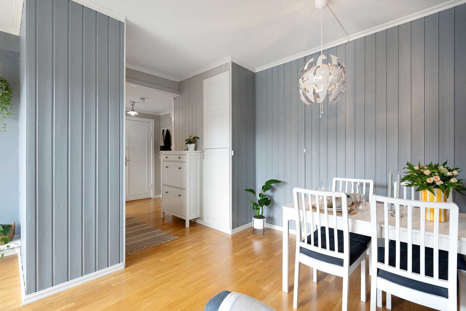 I stuen er det plass til et hyggelig spisebord, noe som gir rom for gjester på besøk. Galleribilde
