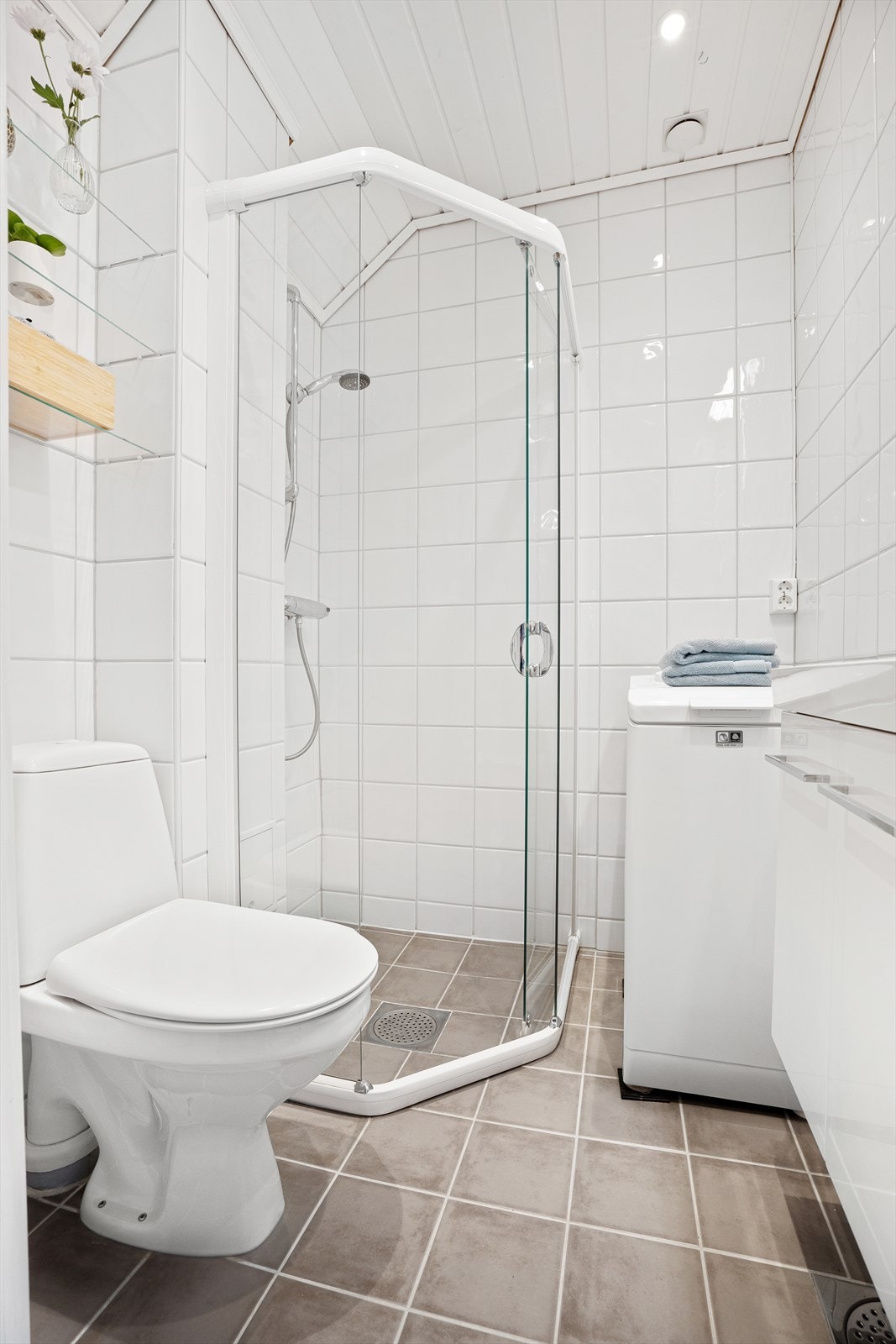 Flott flislagt baderom med gulvvarme og downlights i himlingen, rehabilitert i regi av borettslaget i 2004. Galleribilde