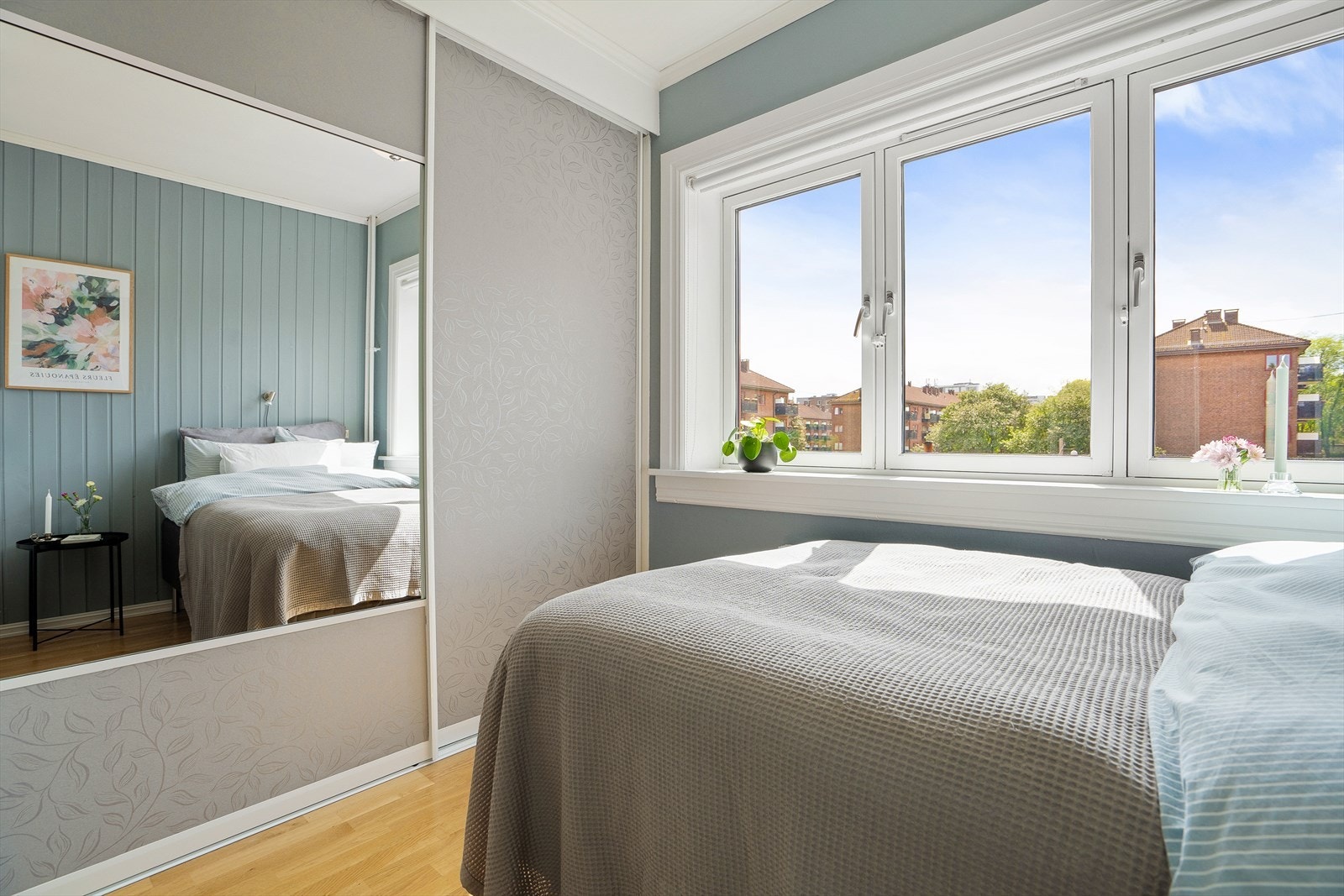 Det er også gode oppbevaringsmuligheter i romslig skyvedørsgarderobe. Galleribilde