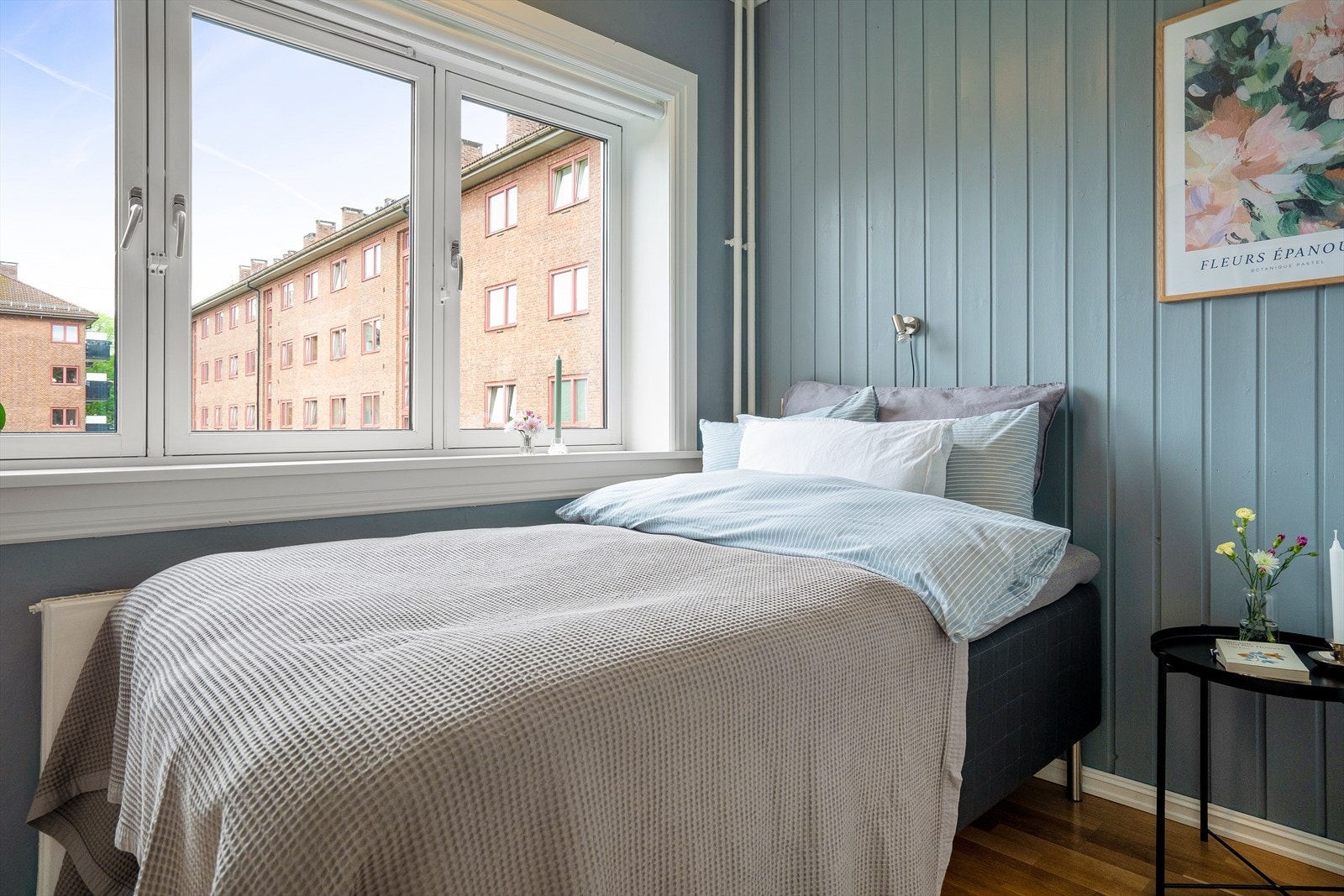 Soverommet er av god størrelse med plass til seng, nattbord og tilhørende møbler. Galleribilde
