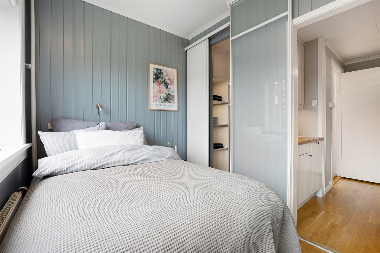 Fra soverommet er det direkte adkomst til walk-in-garderobe. Galleribilde