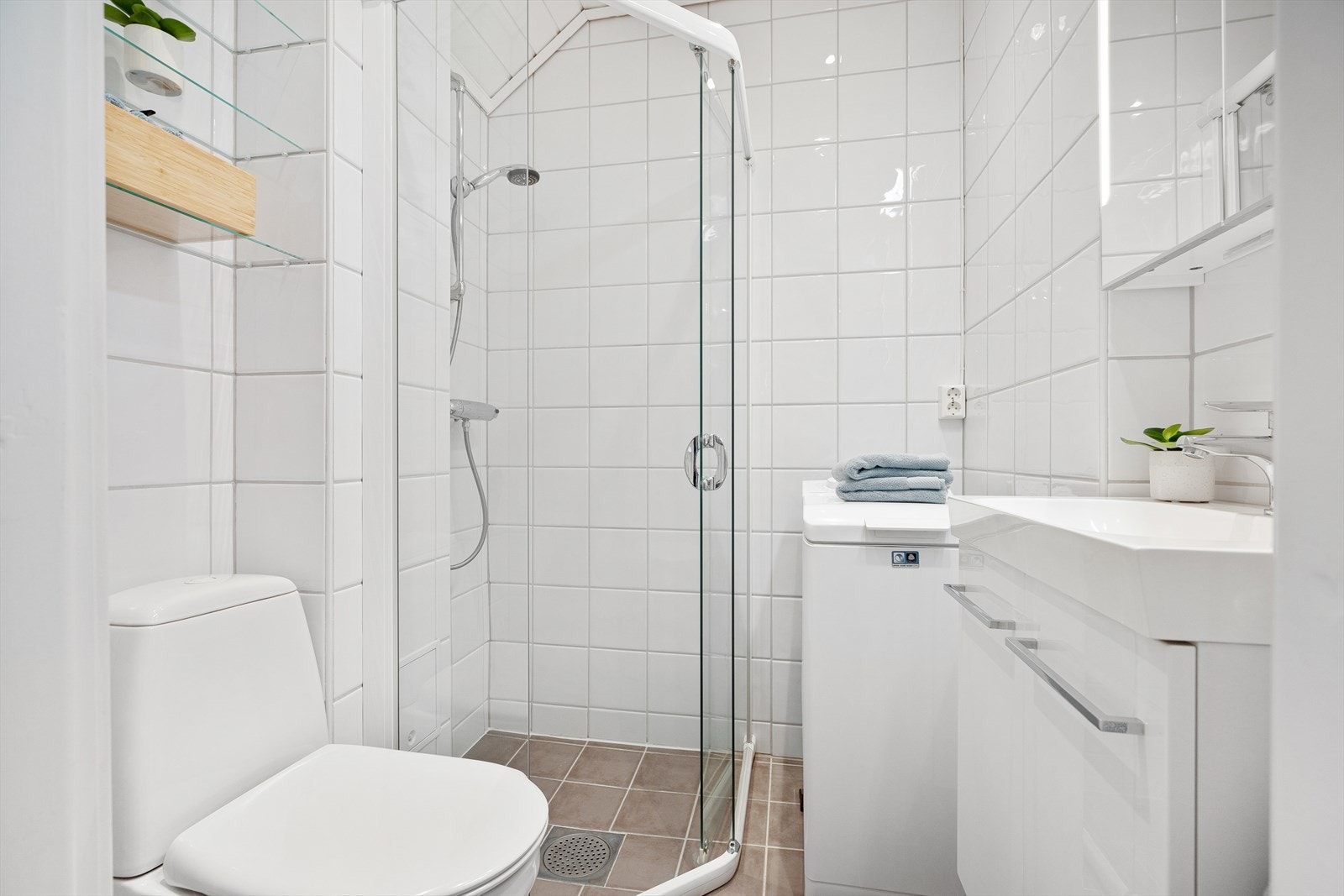 Badet består av servantskap med høyglansfronter, heldekkende servant og speilskap med lysarmatur. Galleribilde