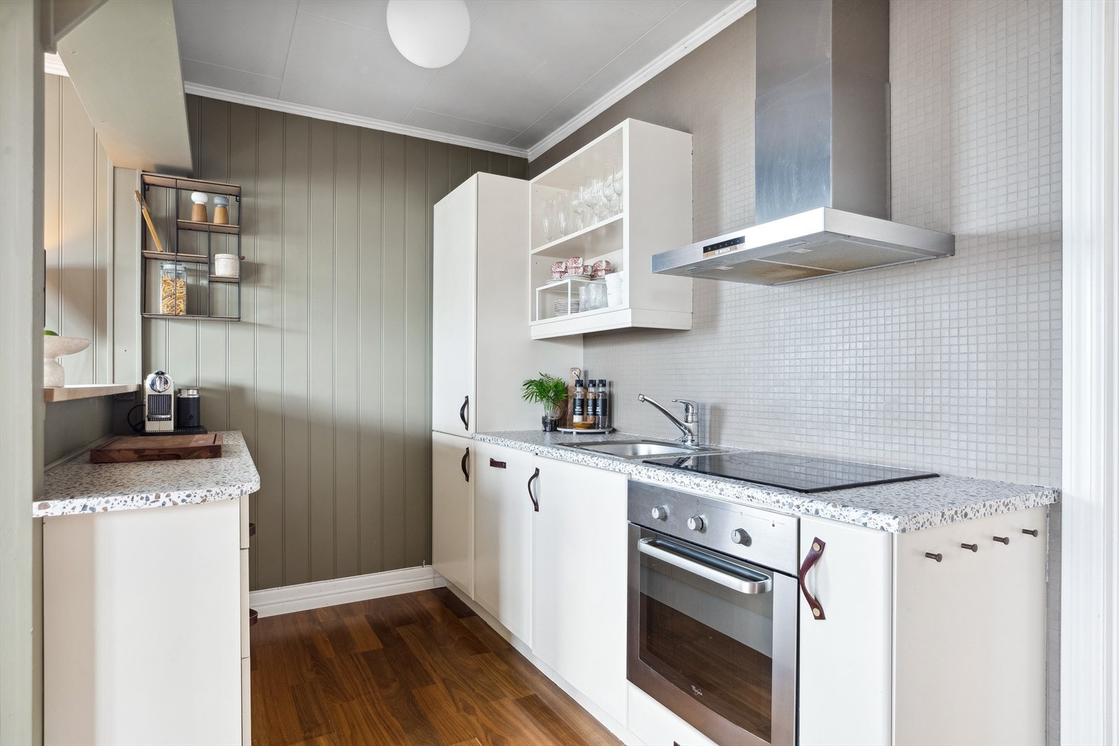 Lyst og stilrent kjøkken med rikelig benkeplass. Galleribilde