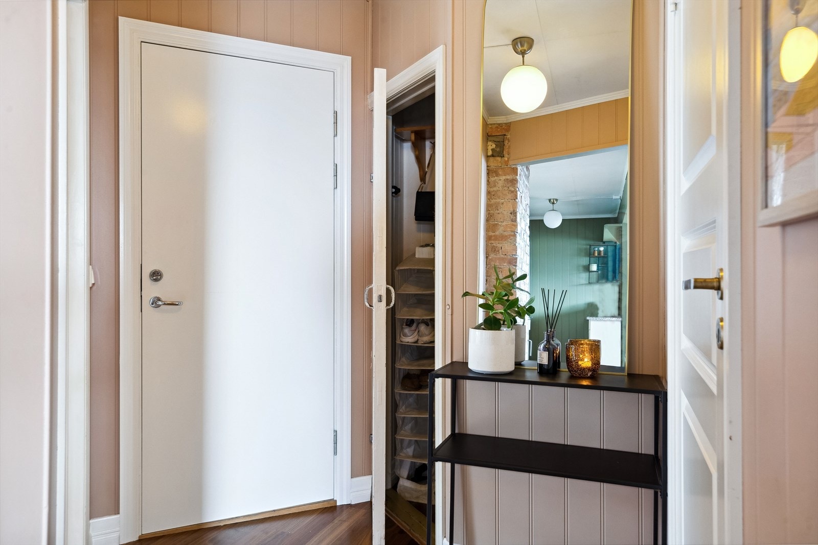 Praktisk entré med kott på ca. 1kvm for oppbevaring. Galleribilde