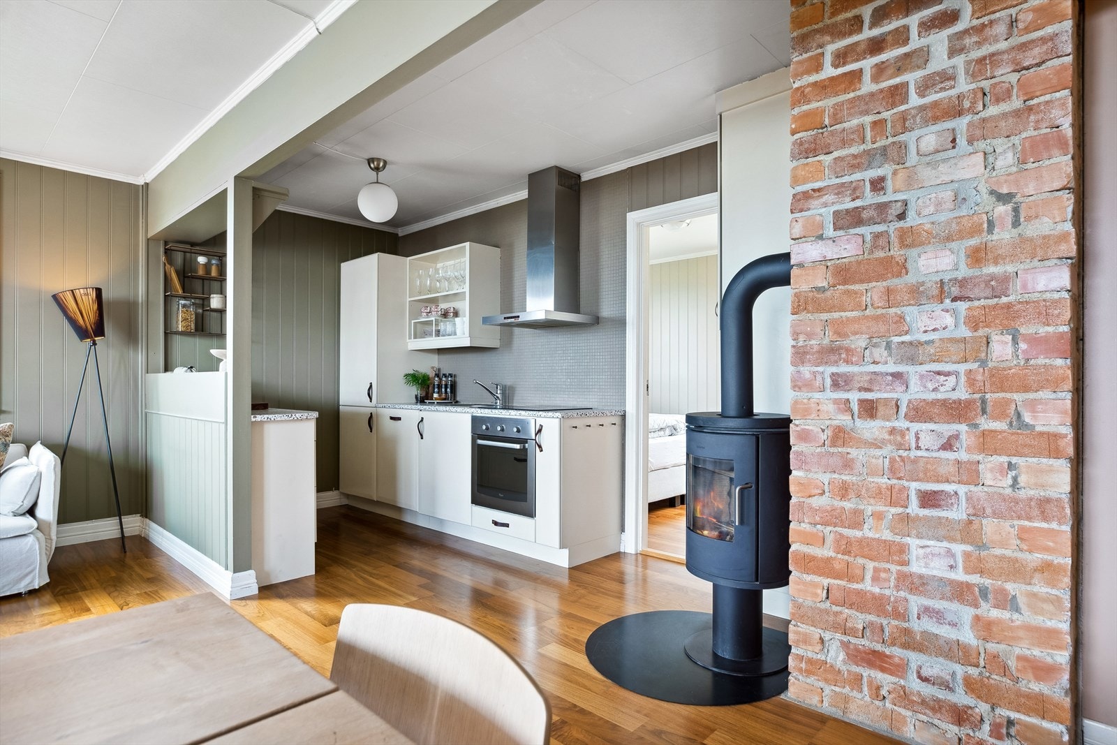 Kjøkkenet er praktisk adskilt fra stuen med etablert kjøkkenøy. Galleribilde