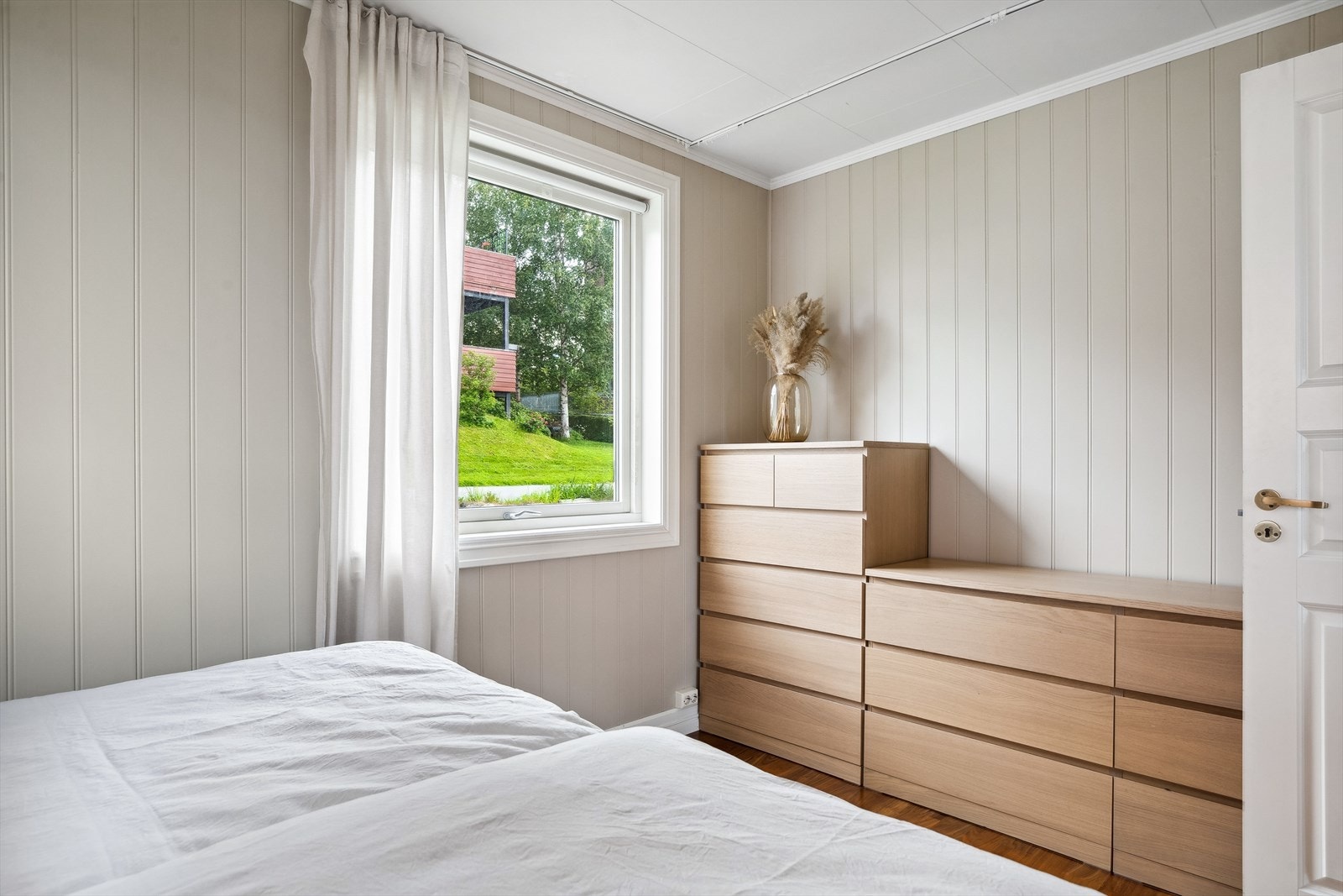 Det er god plass til garderobeløsninger på soverommet. Galleribilde