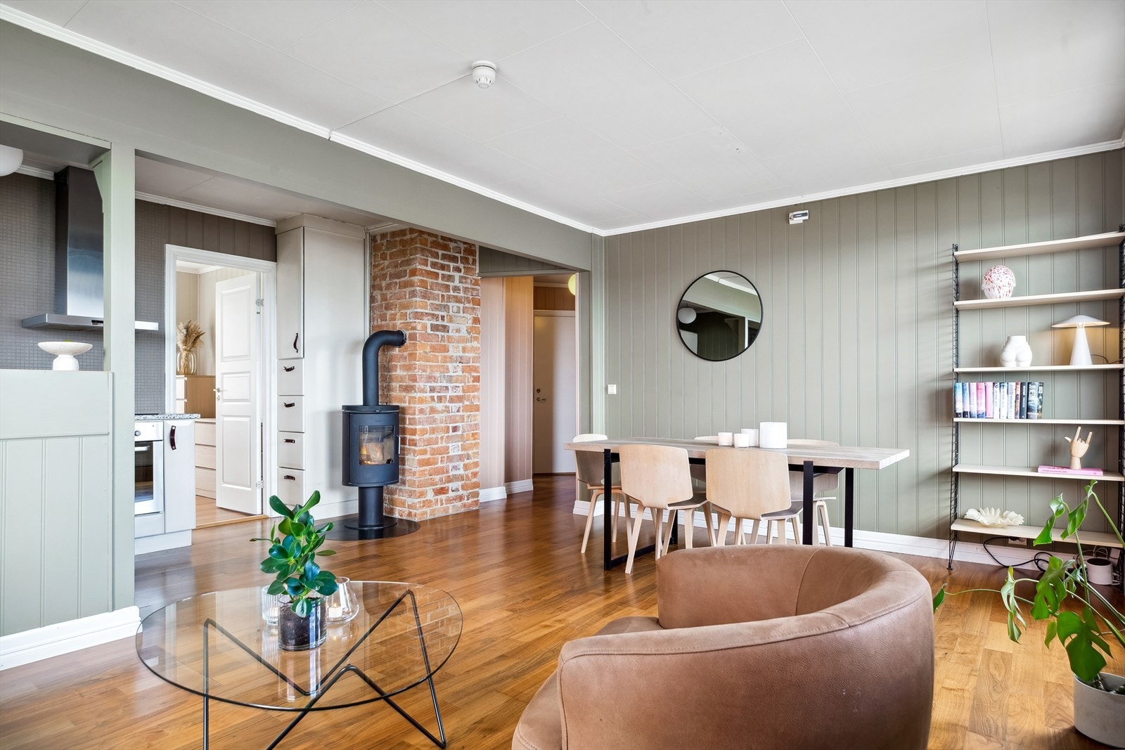 Leiligheten er tiltalende med flotte matrialvalg og stilrene flater. Galleribilde