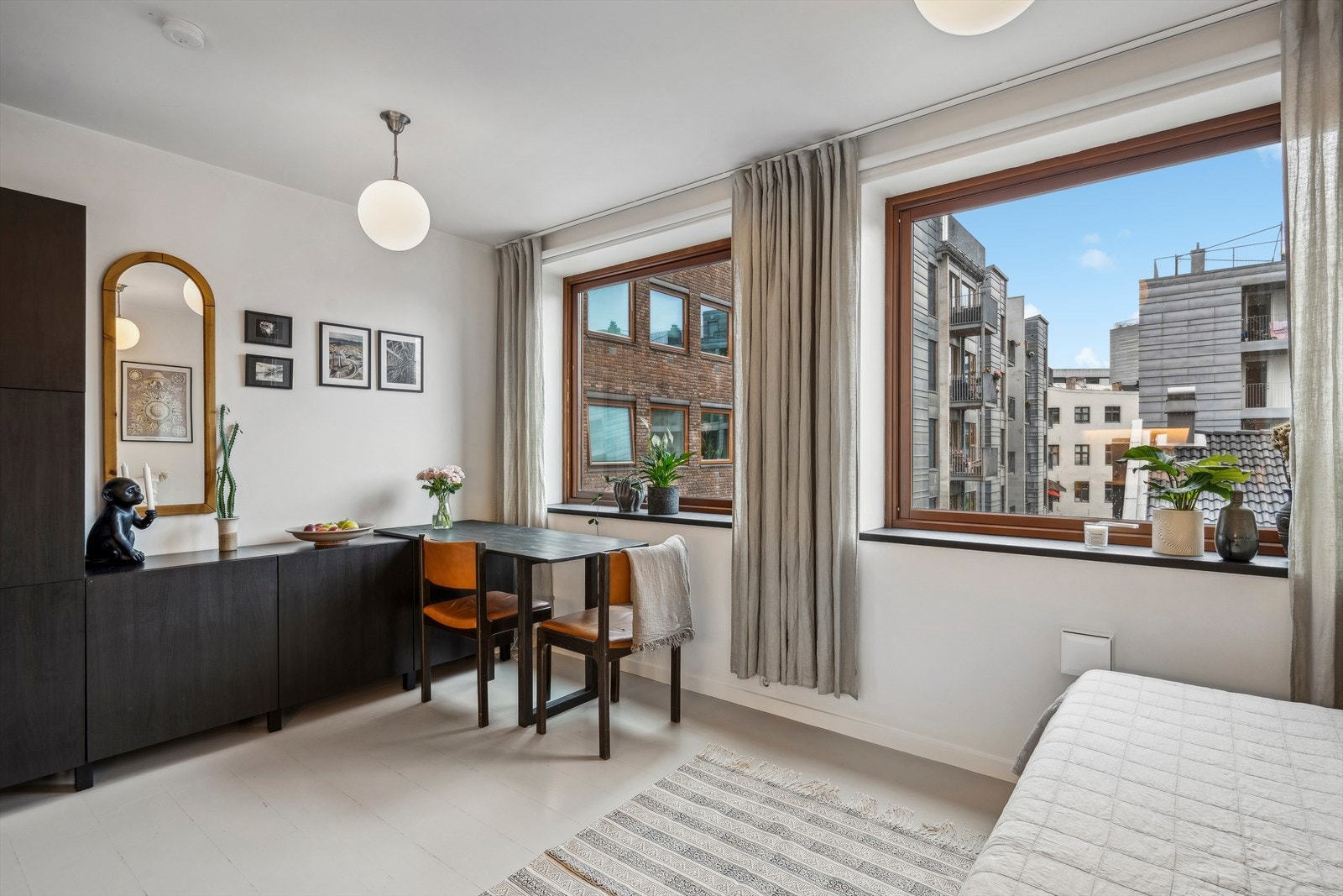 Innvendige overflater er belagt med malte slette flater og malt parkett på gulv. Galleribilde