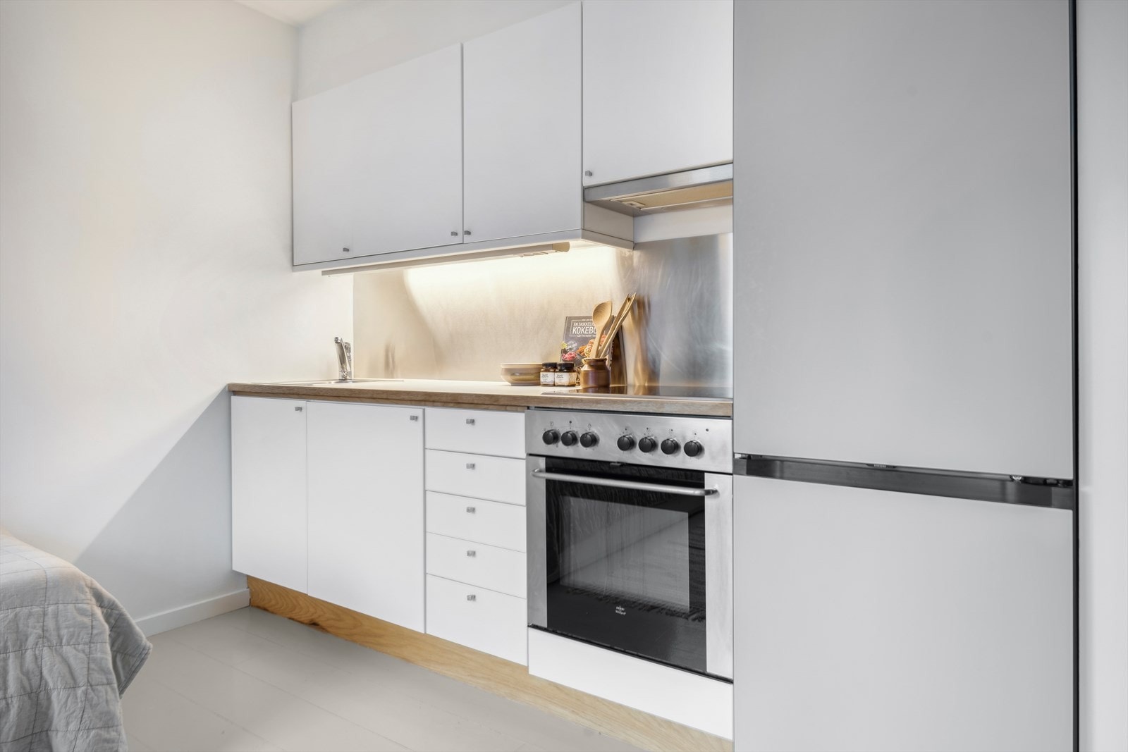 Integrerte hvitevarer som koketopp, stekeovn. Frittstående kjøl/- fryseskap. Galleribilde