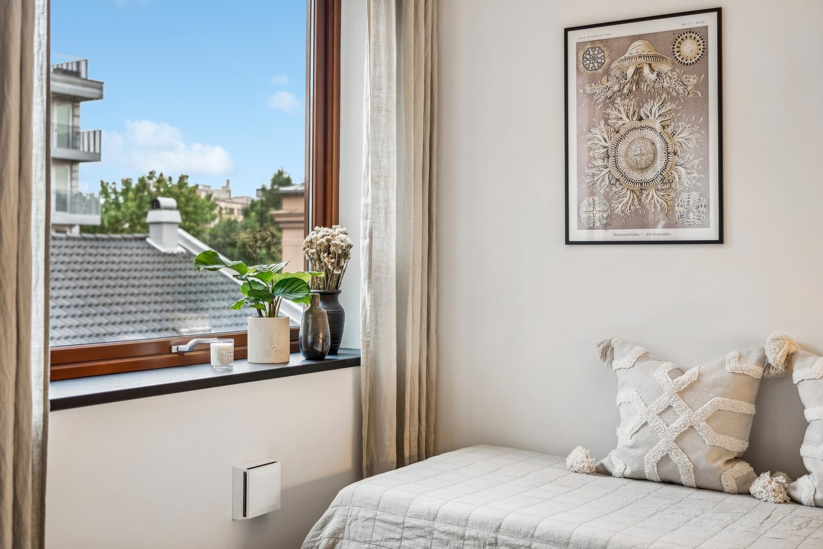 Leiligheten har flere vindusflater som gir rikelig med naturlig lys inn. Galleribilde