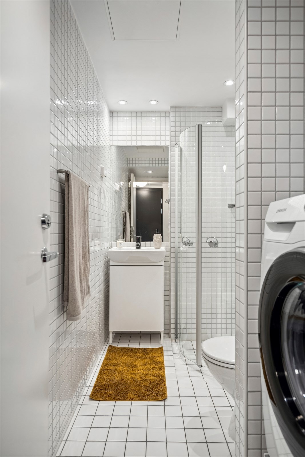 Pent flislagt bad! Badet er rehabilitert i 2005 og har opplegg til vaskemaskin. Galleribilde