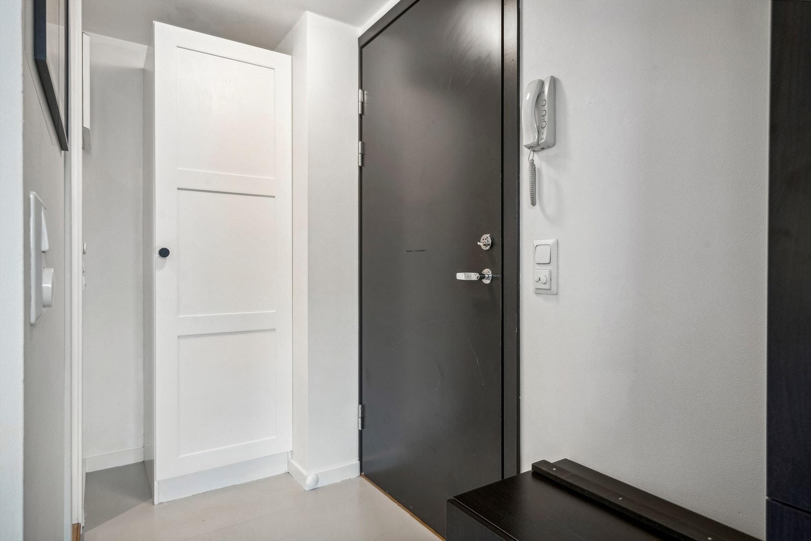 Hyggelig og lys entré med plass til å henge fra seg yttertøy og sko. Galleribilde