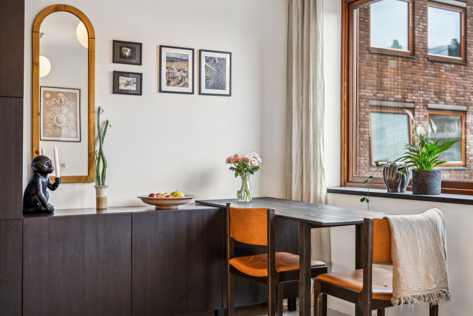 Stuen har en naturlig plass til spisebord. Galleribilde