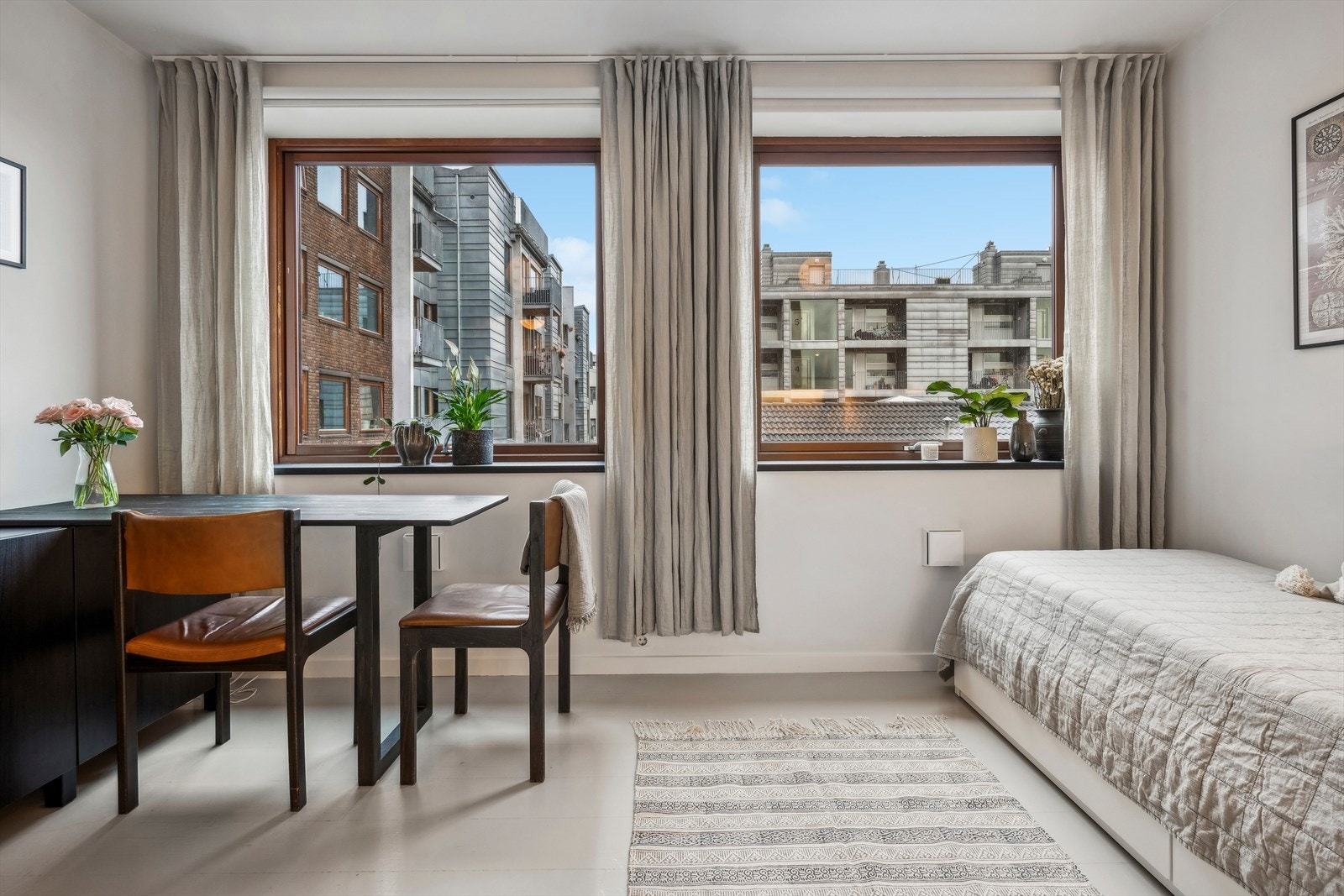 Leiligheten ligger i byggets 3.etasje med direkte heisadkomst og vender mot bakgård. Galleribilde