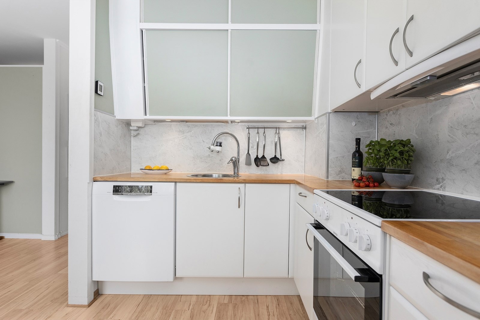 Det er god benk og skapplass. Alle hvitevarer medfølger. Galleribilde