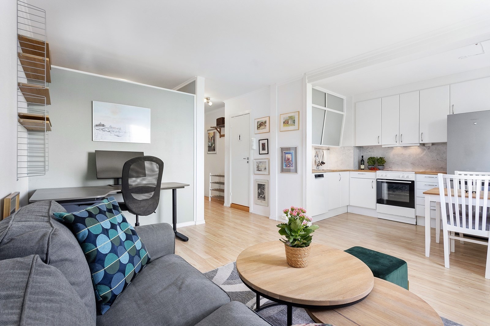 Delikat lys stue med gode løsninger. Galleribilde