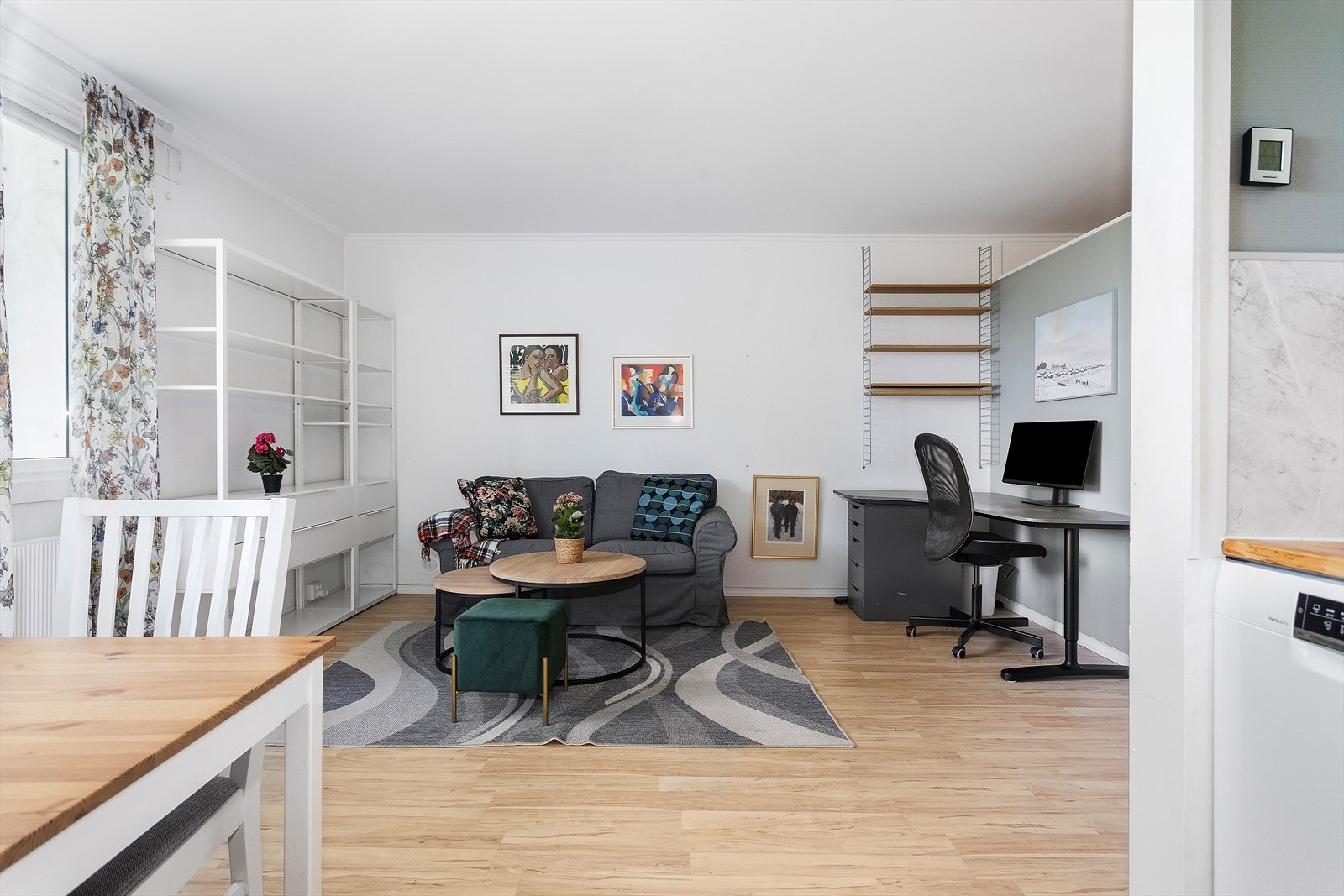 Stuen er romslig og er innredet med sittegruppe og kontorplass. Galleribilde