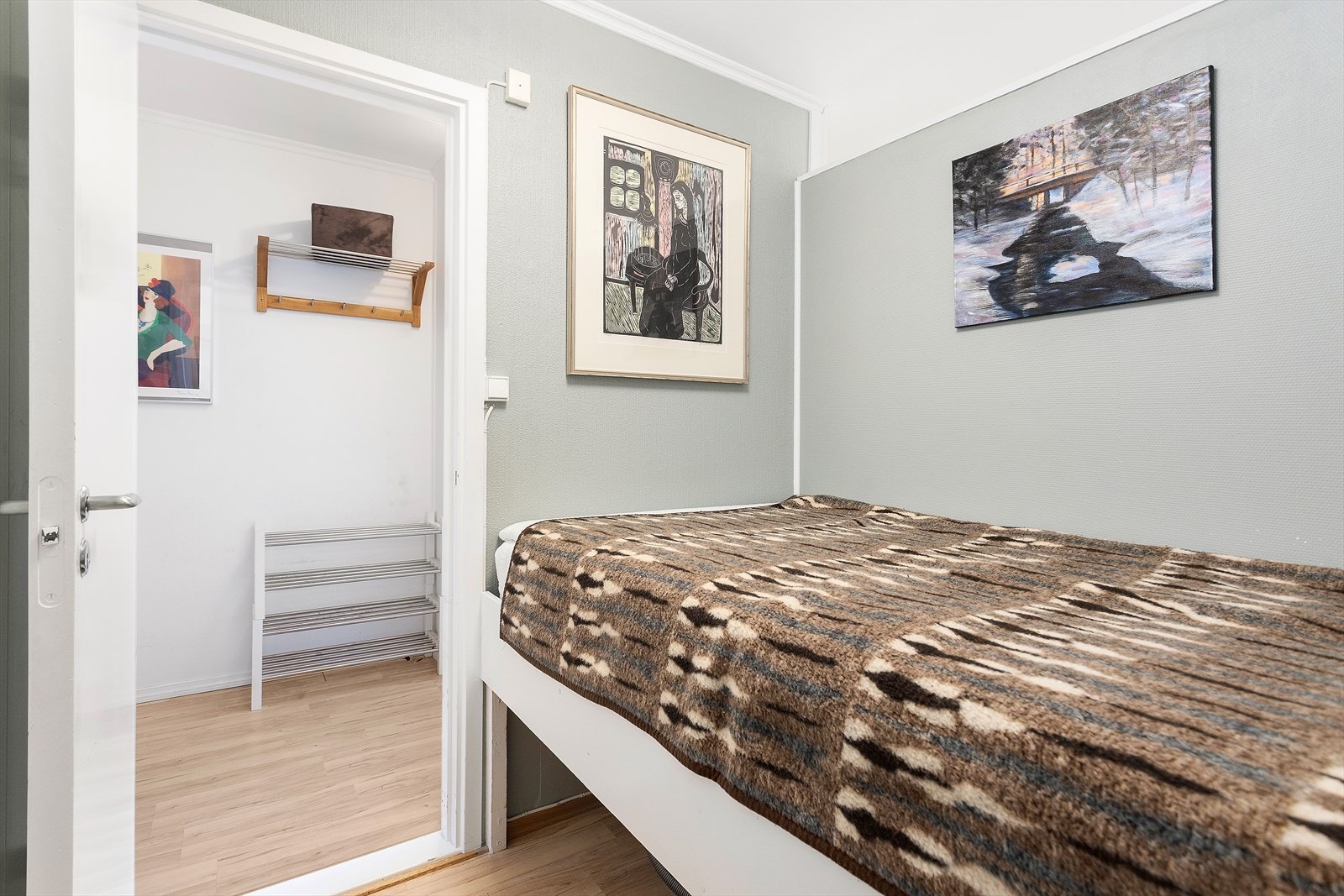 I sovealkoven er det også montert skyvedørsgarderobe. Galleribilde