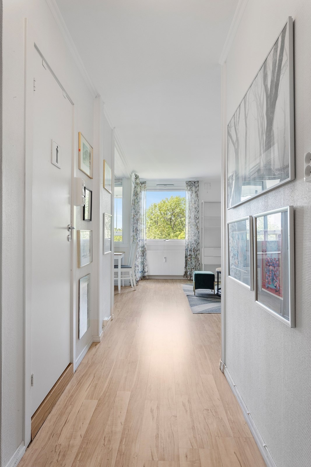 Leiligheten har en hyggelig gang som viser leiligheten gode lysforhold. Galleribilde