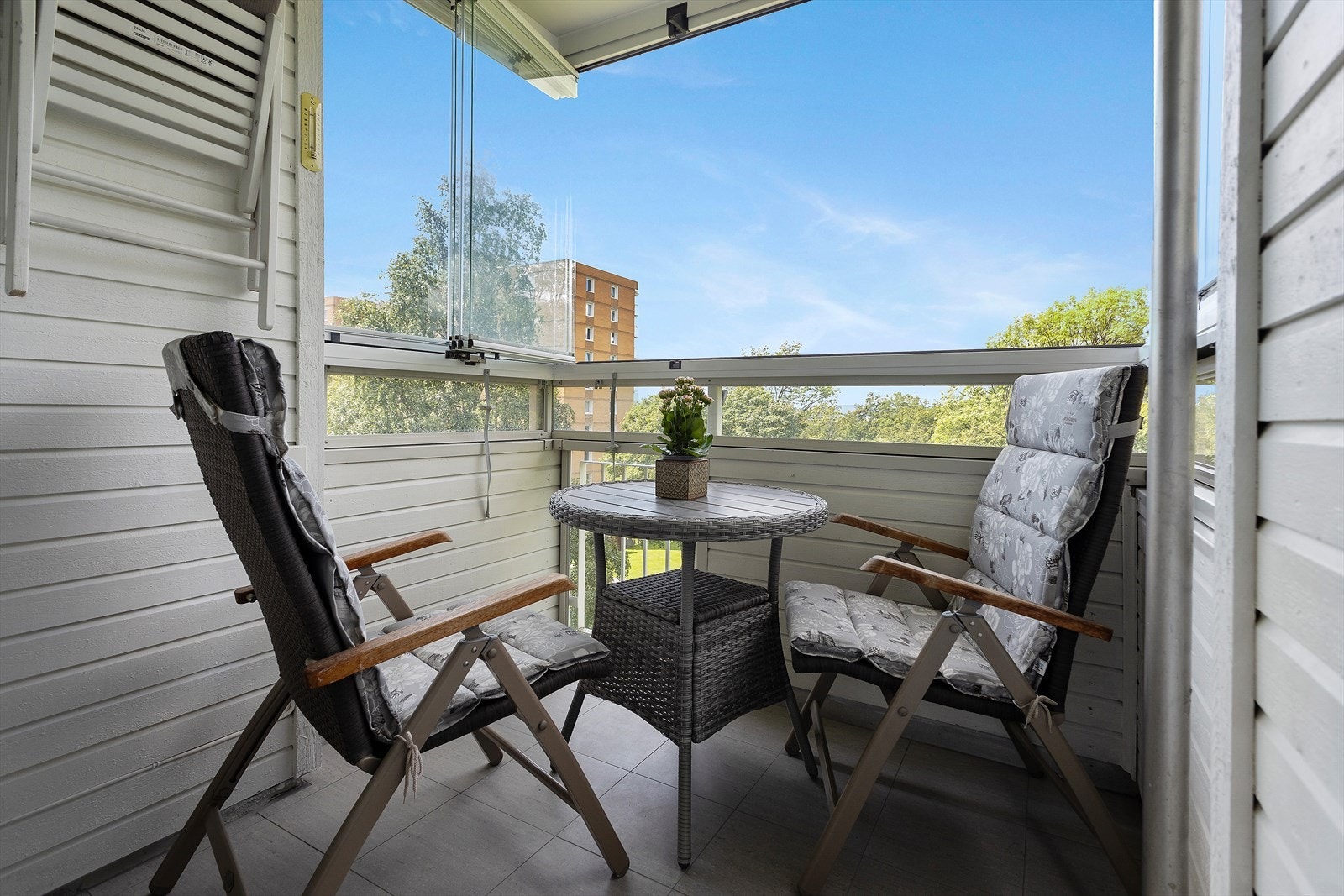 Flott solrik balkong som ble innglasset og flislagt i 2018. Galleribilde