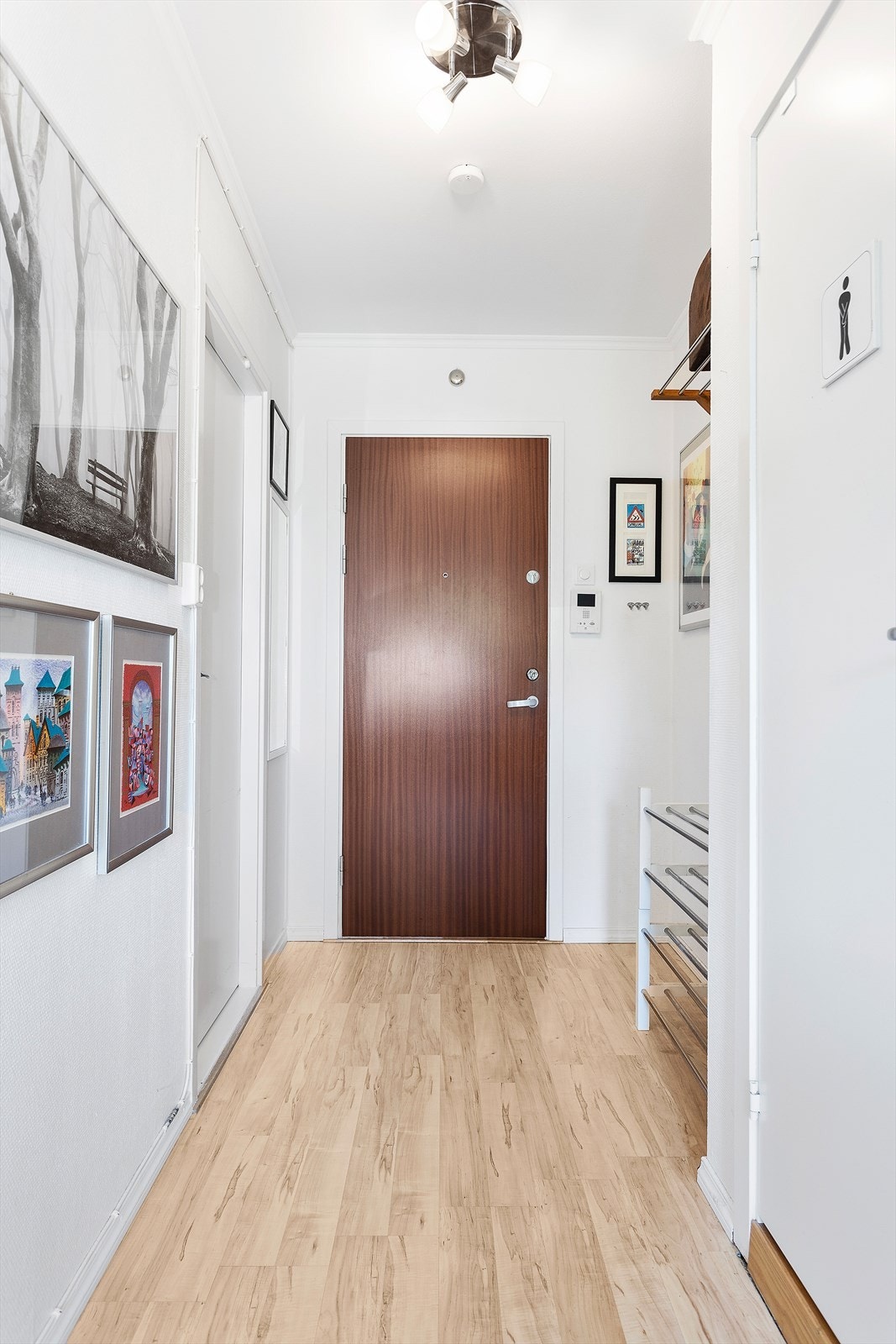 I entreén er det god plass til å henge av seg yttertøy. Det er montert porttelefon med videofunksjon. Galleribilde