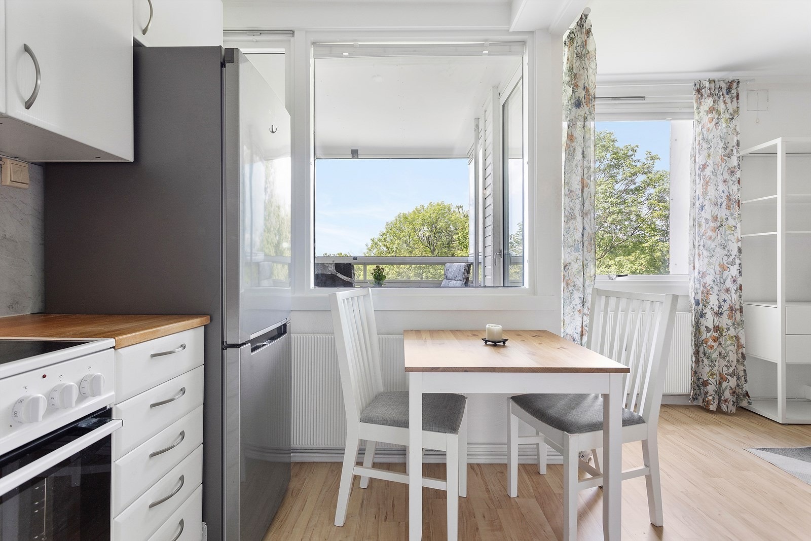 Det er plass til spisebord med stoler på kjøkkenet. Galleribilde