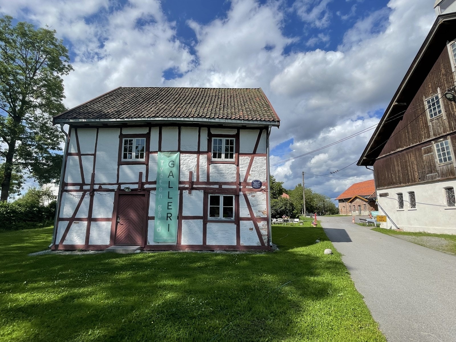 Idylliske Tveten gård ligger rett ved borettslaget. Kommunen driver dagtilbud for eldre så vel som fritidsklubb for barn og ungdom. Galleribilde