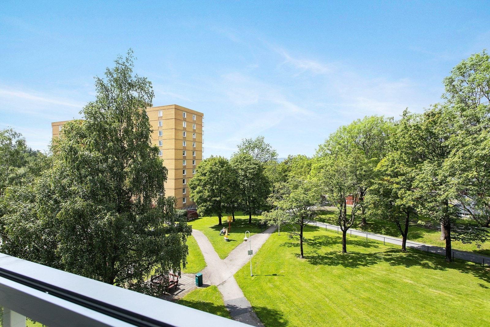 Fra den vestvendte balkongen har du flott utsikt mot grøntarealer og mot Tveten gård. Galleribilde