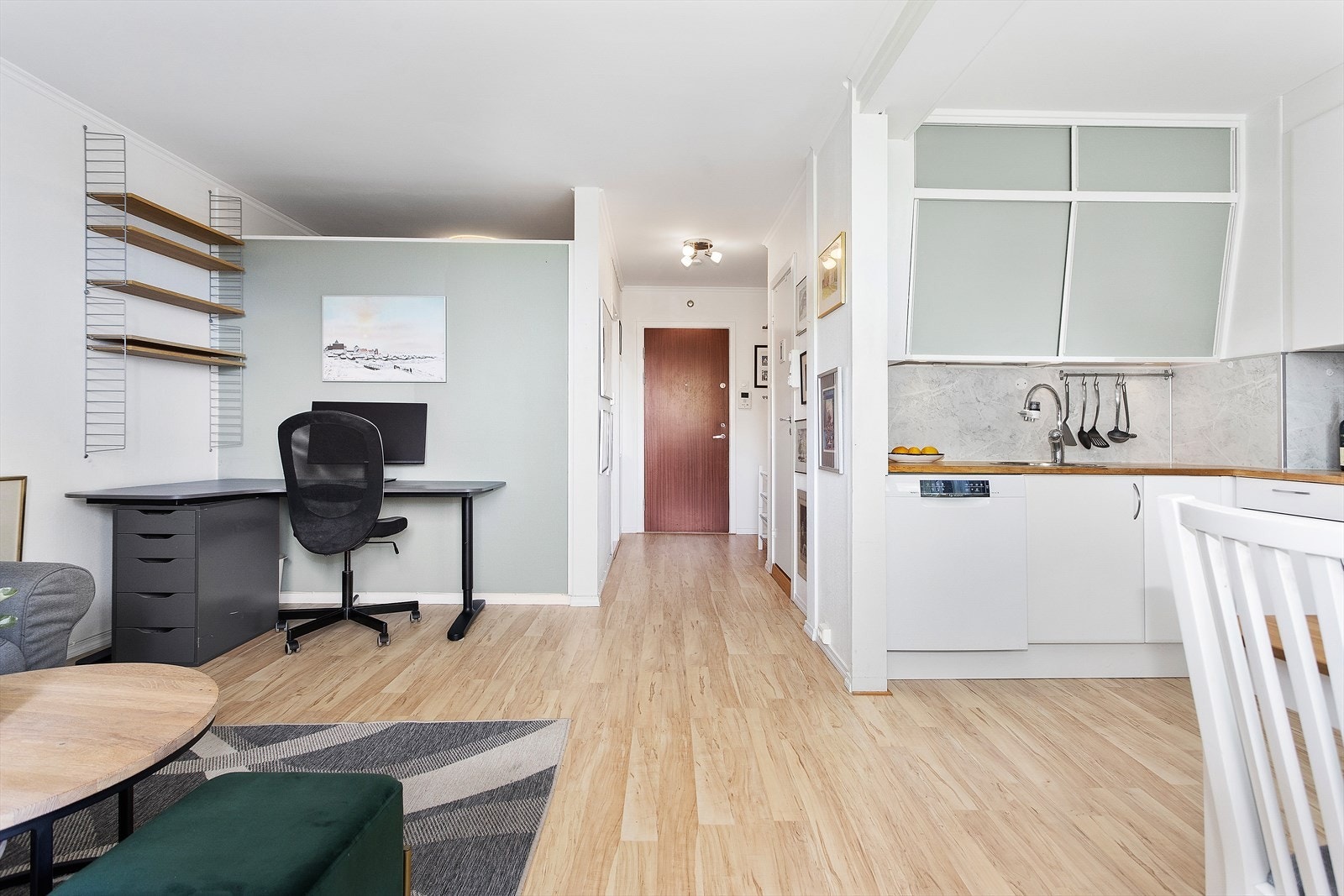 Stuen har åpen løsning mot kjøkkenet. Galleribilde