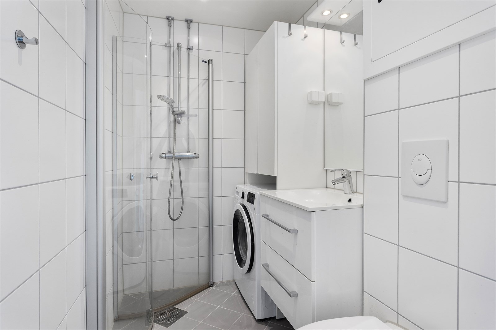 Baderommet ble oppusset i regi av borettslaget i 2016. Vaskemaskin medfølger. Galleribilde