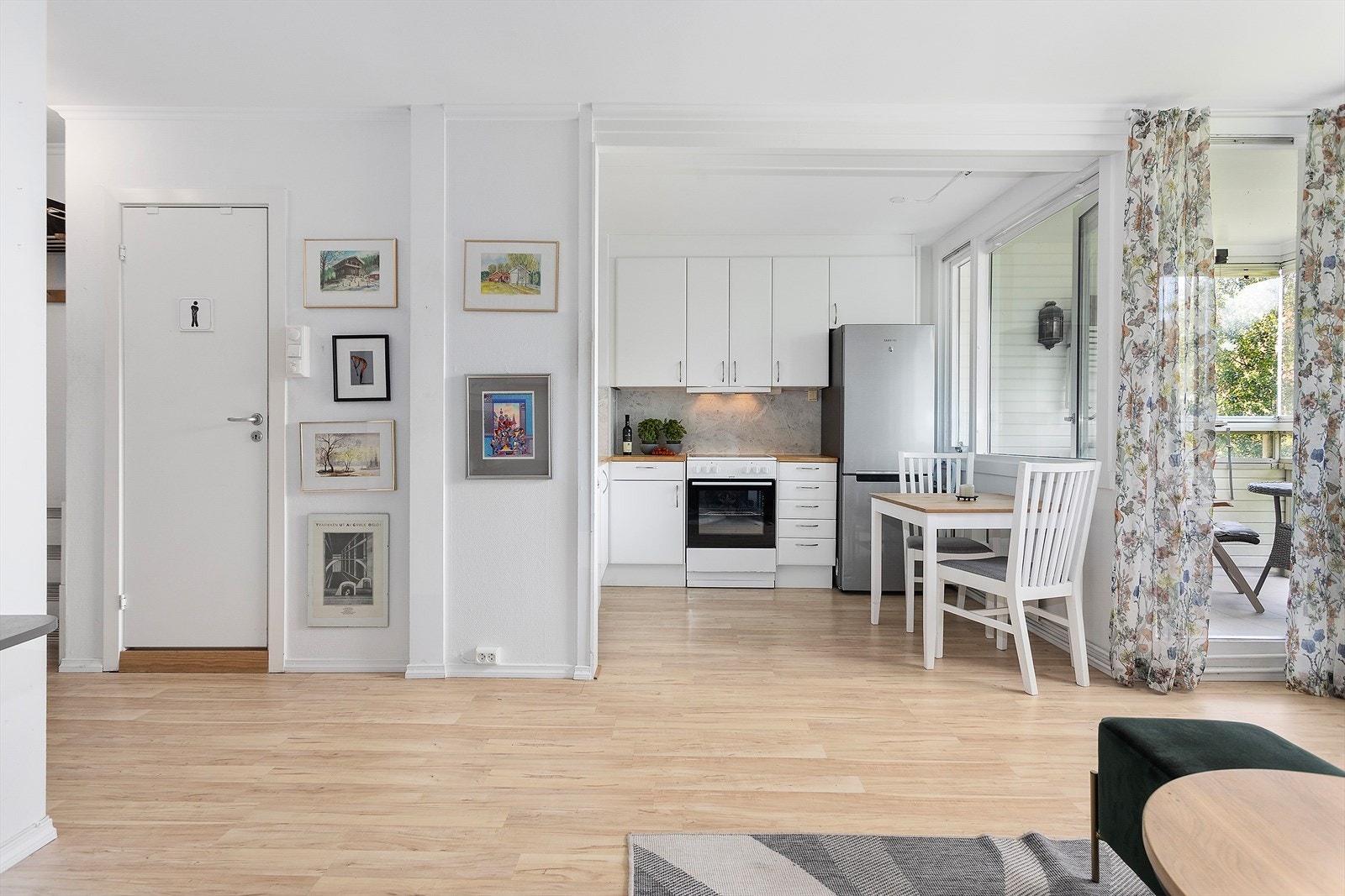 Fra stuen er det utgang til balkong. Galleribilde