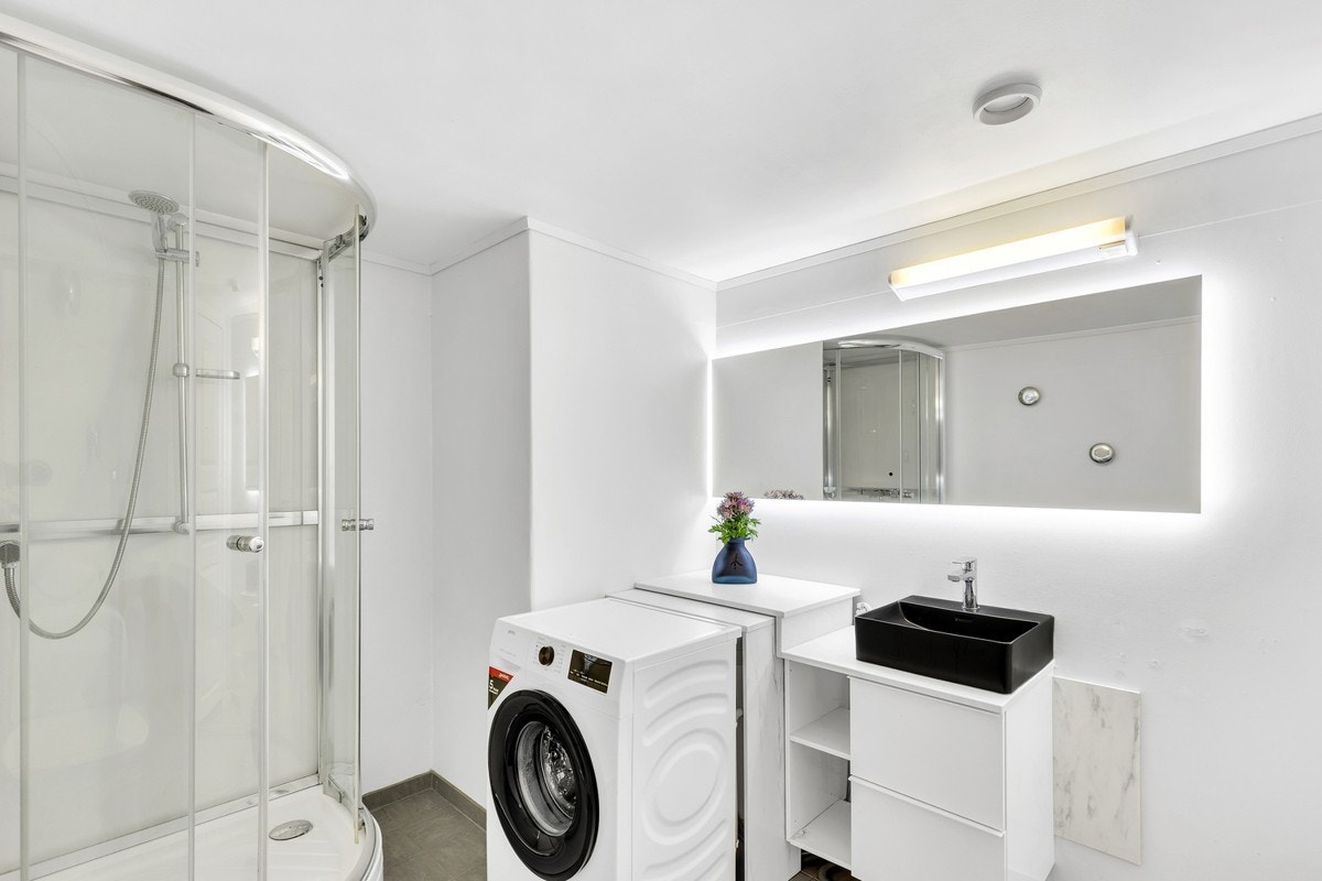 Baderom oppgradert i 2008 med flislagt gulv og gulvvarme. Galleribilde