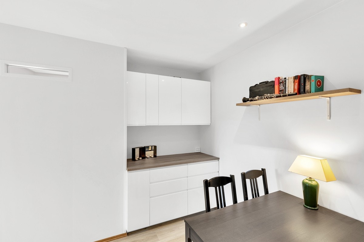 Her har man en gjennomgående leilighet i 6. etasje med åpen stue og kjøkken. Galleribilde