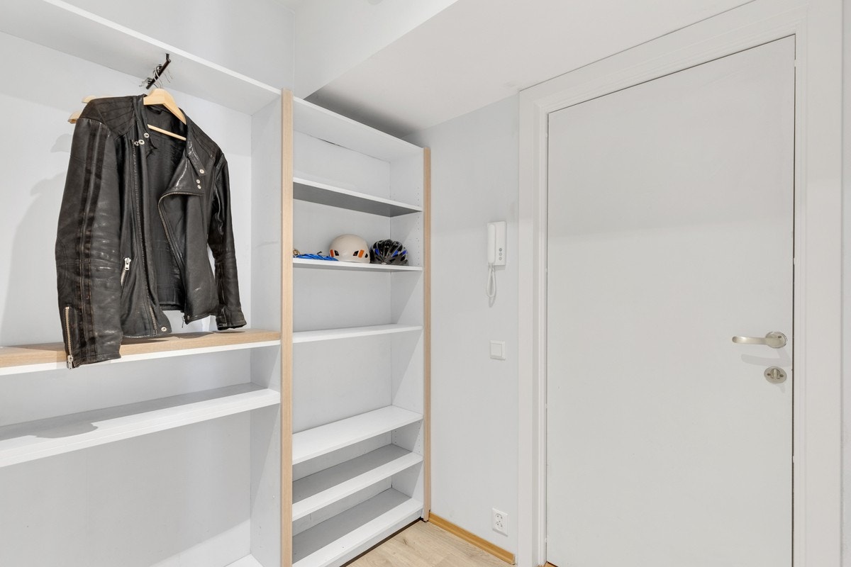 Ryddig og fint med plass til å henge fra seg ytterklær. Galleribilde