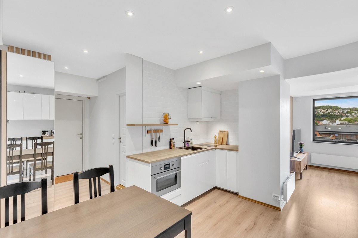 Leiligheten ligger sentralt i Trondheim med umiddelbar nærhet til fjorden. Galleribilde