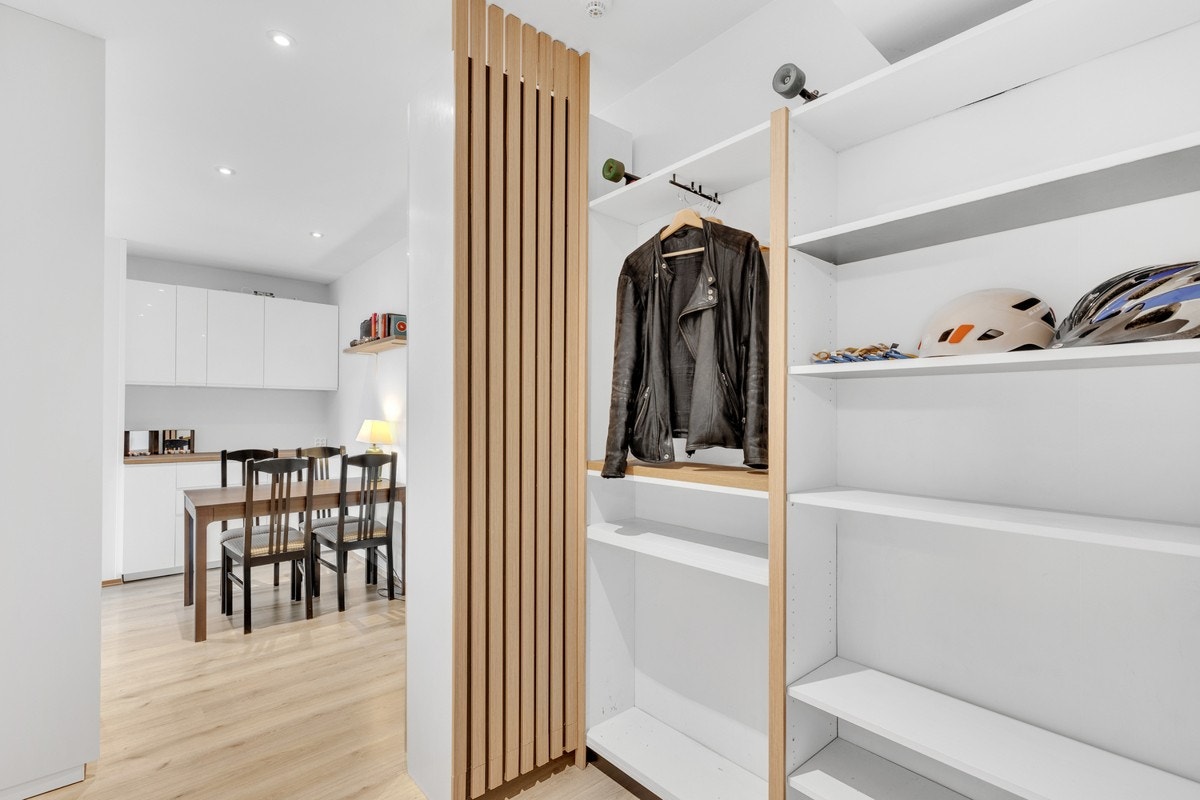 Innbydende entre med stilig garderobeskap. Galleribilde