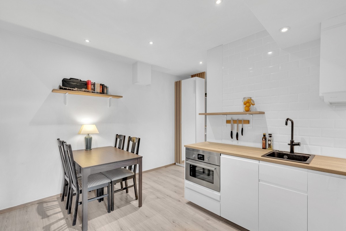 Boligen måler 40 kvm og disponerer en felles takterrasse med fantastisk utsikt mot Trondheim og fjorden. Galleribilde